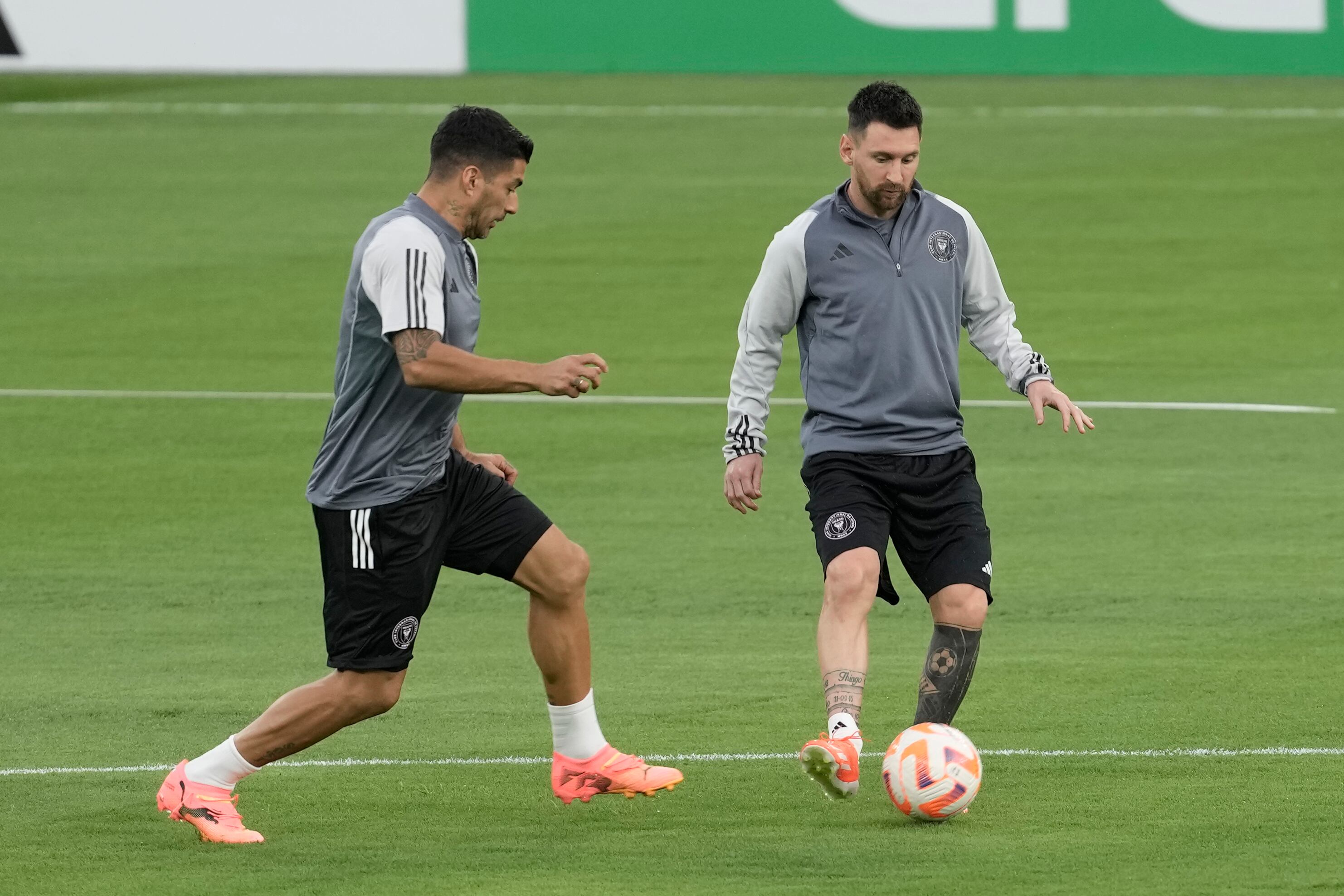 El argentino Lionel Messi conduce el balón frente al uruguayo Luis Suárez, en un entrenamiento del Inter Miami realizado el martes 9 de abril de 2024, en Monterrey, México (AP Foto/Eduardo Verdugo)