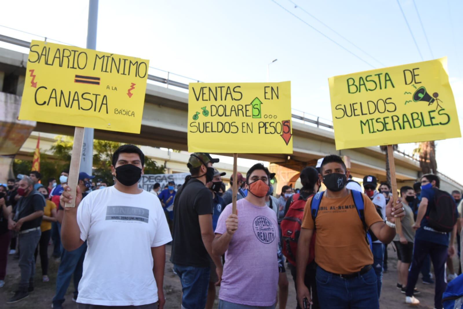 Con carteles, pasadas las 18 los trabajadores se reunieron en el nudo vial para pedir que su sueldo se equipare a la canasta básica.