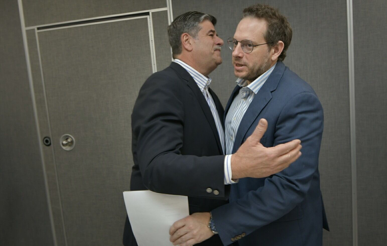 Lucas Ilardo y Mario Abed se saludan en la Legislatura. Orlando Pelichotti / Los Andes