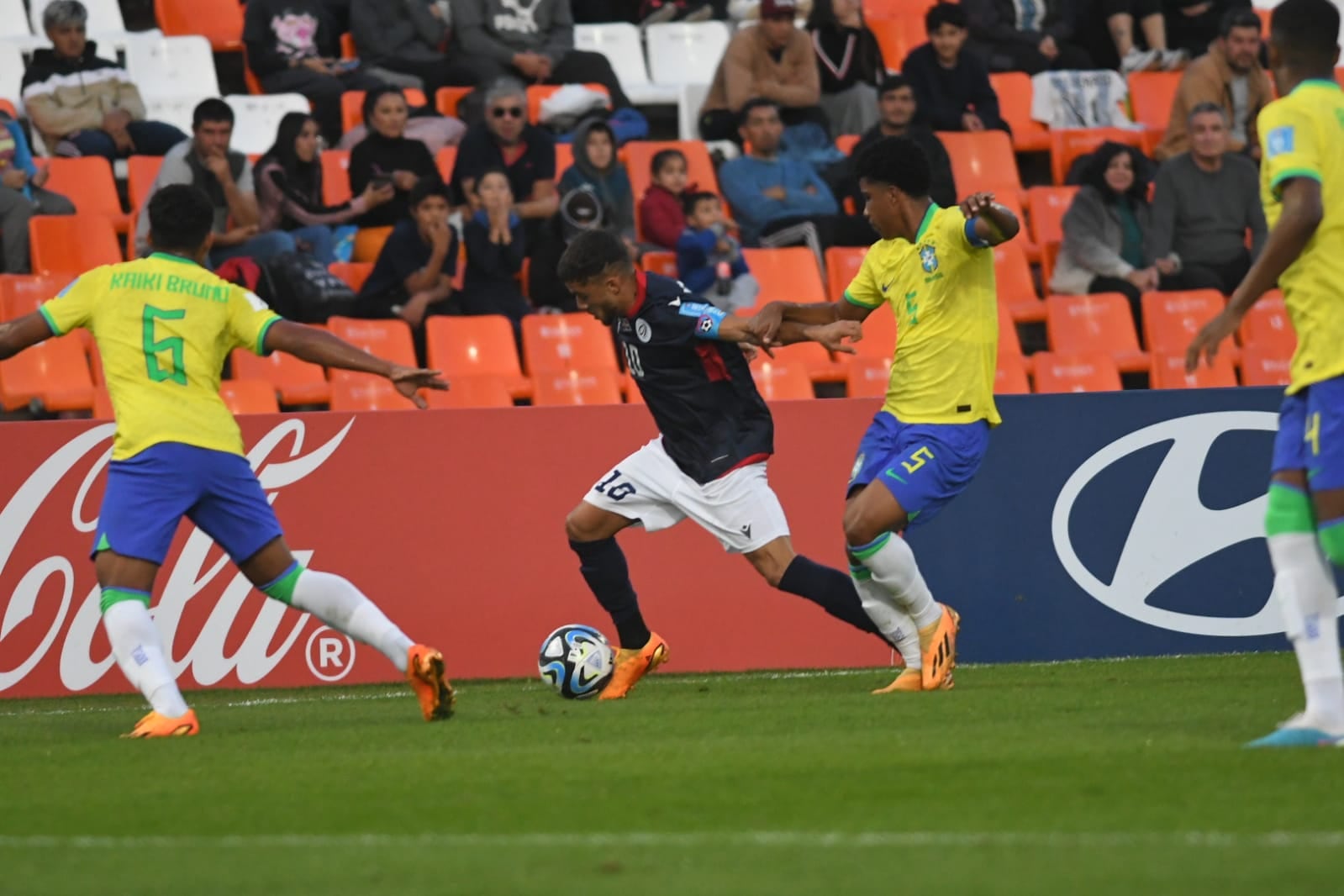 En el cierre de la quinta jornada, Brasil aplastó 6-0 a República Dominicana. / José Gutiérrez (Los Andes).