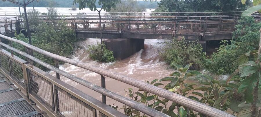 Alerta en las Cataratas por la crecida del río Iguazú.