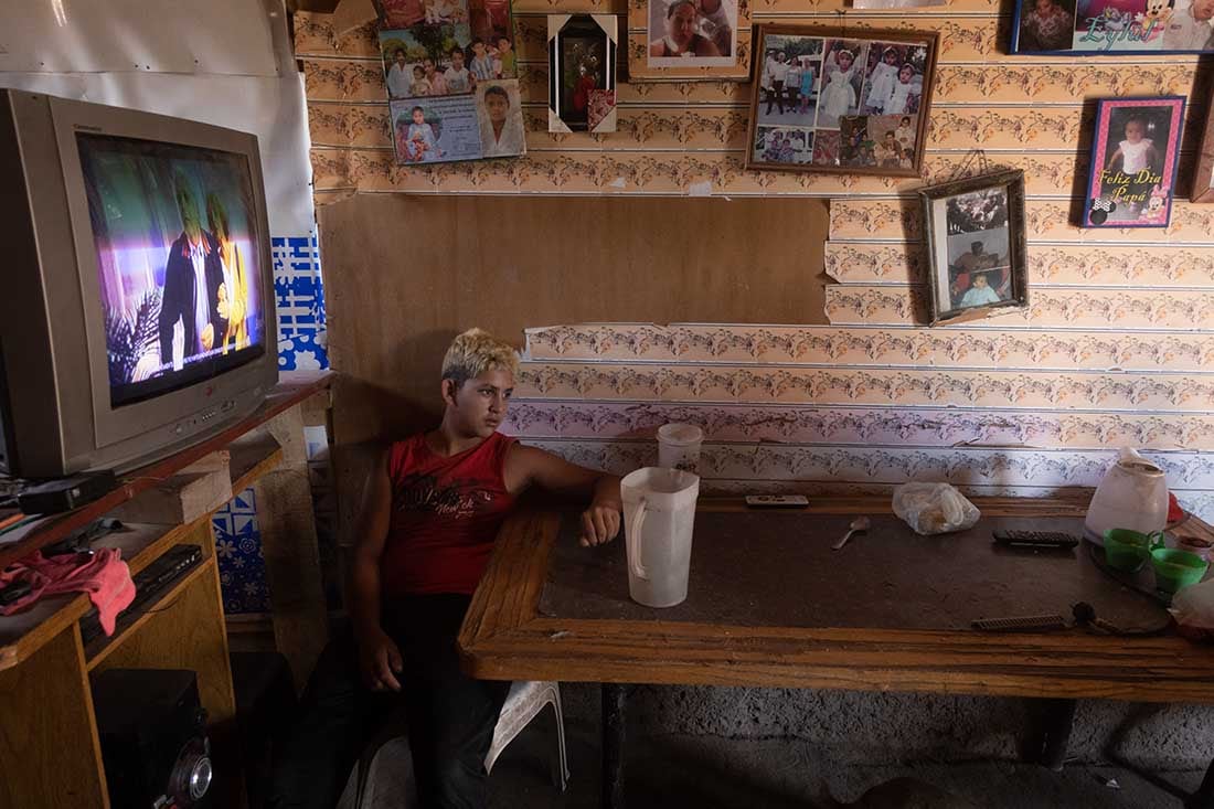 Juan Martínez sentado y apoyado en la mesa del comedor en una precaria casa del asentamiento Las Viñas en el Algarrobal, Las Heras.
La Universidad Católica Argentina dio a conocer la cifra de la pobreza en Argentina es el 44,2%.  Foto Ignacio Blanco