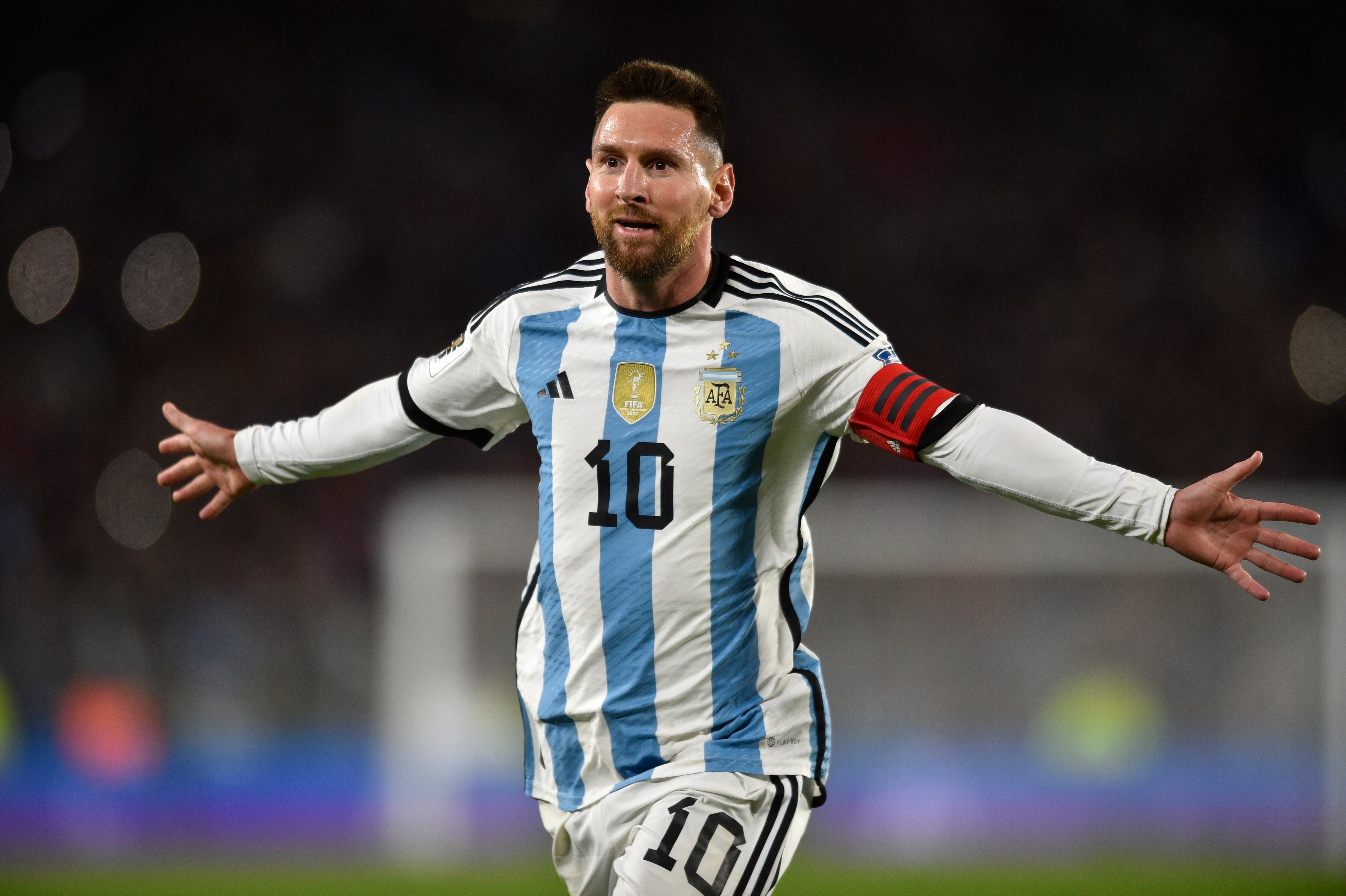 Lionel Messi celebra tras anotar un gol de tiro libre para Argentina ante Ecuador durante el partido de las eliminatorias sudamericanas para el Mundial 2026 en el estadio Monumental de Buenos Aires, el jueves 7 de septiembre de 2023. (AP Foto/Gustavo Garello)