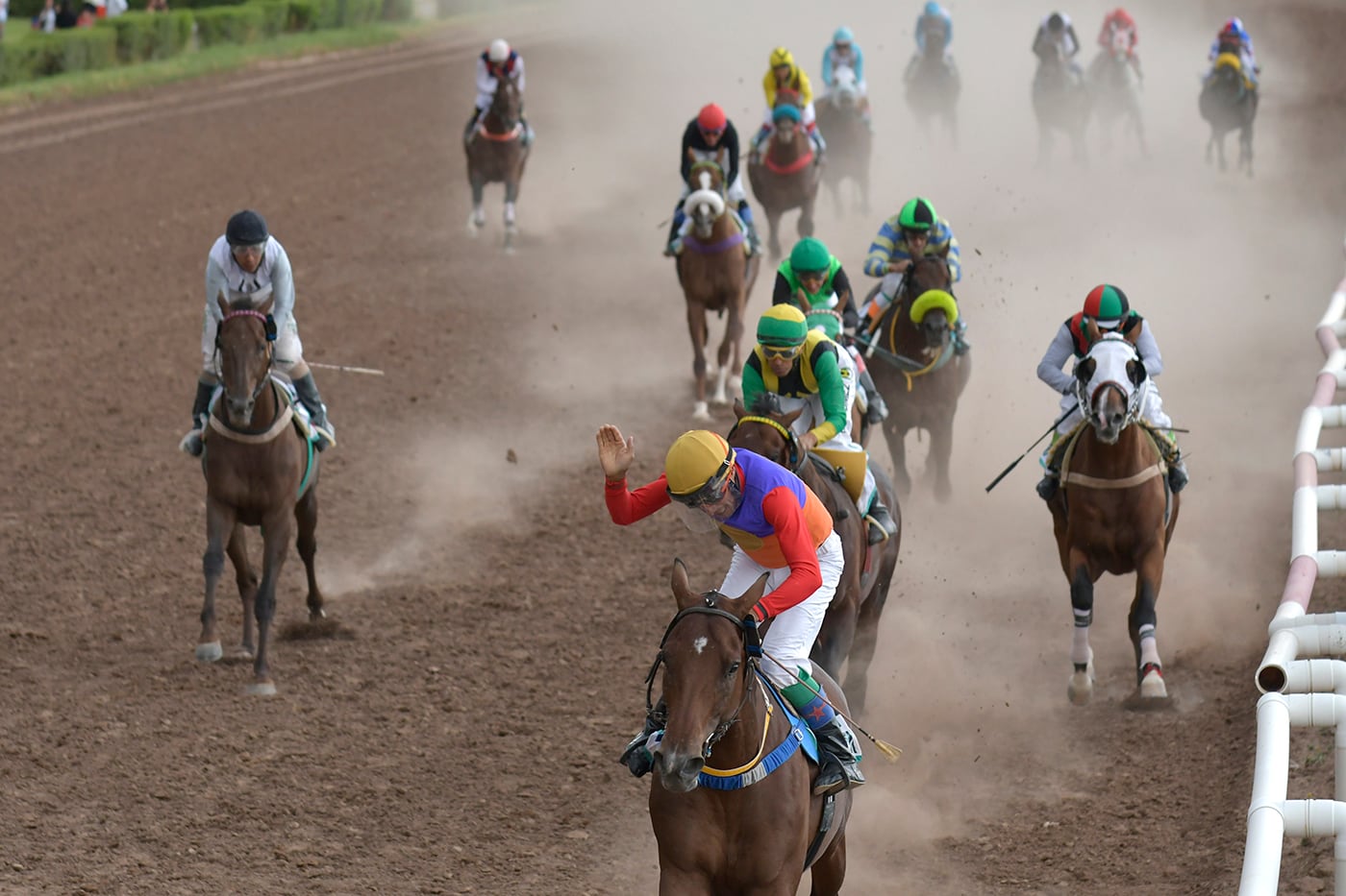 Saludo victorioso del jockey Joaquín Cano, que se llevara el Clásico Vendimia 2023. Foto : Orlando Pelichotti