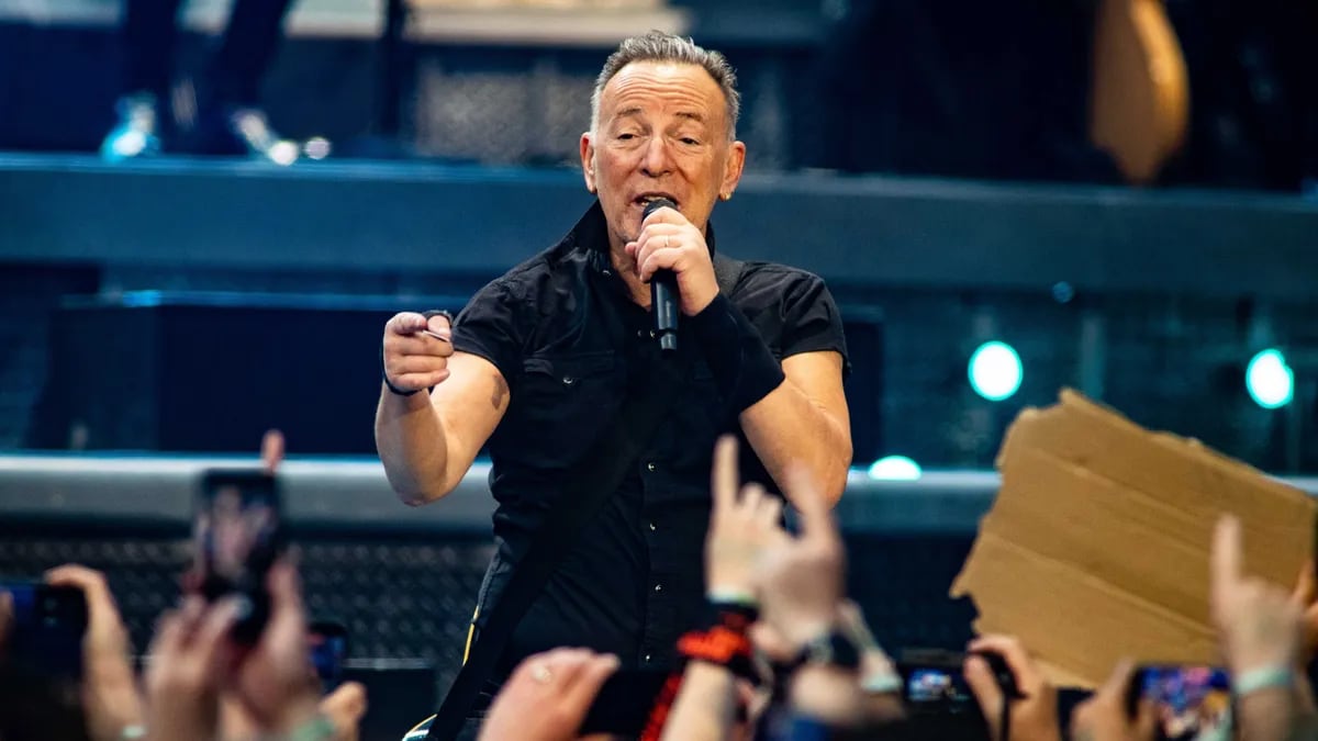 Bruce Springsteen y su caída sobre el escenario.