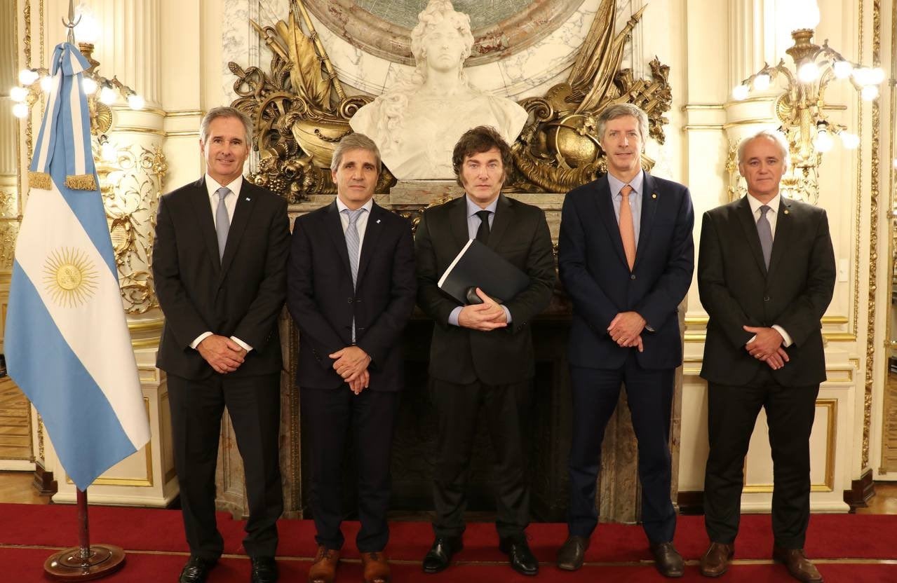 En la cadena Nacional, el presidente Javier Milei estuvo acompañado por el Ministro de Economía, Luis Caputo; el Secretario de Finanzas, Pablo Quirno; el Presidente del Banco Central, Santiago Bausili; y el Vicepresidente del Banco Central, Vladimir Werning. Foto: Oficina del presidente