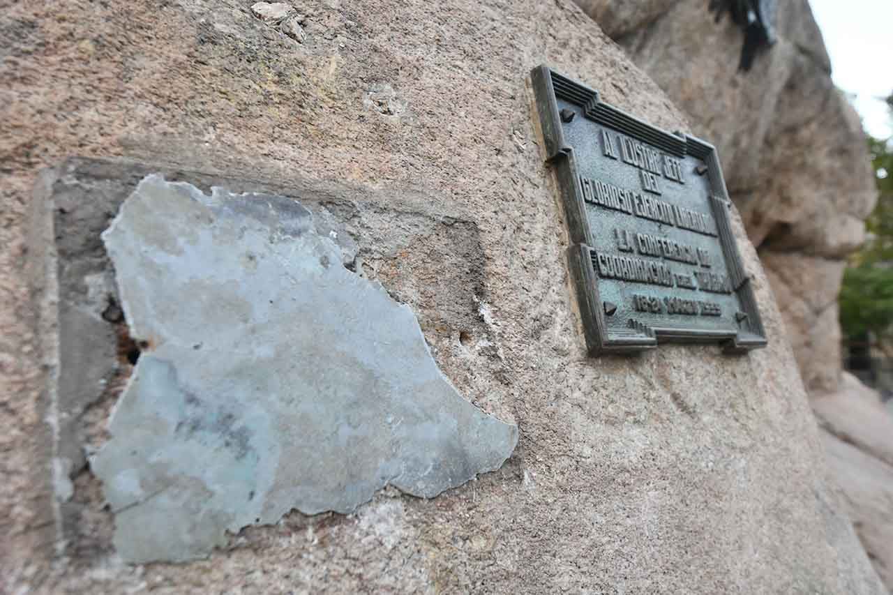 Roban placas en el monumento al General San Martín de plaza San Martín de Ciudad. | Foto: José Gutiérrez / Los Andes


