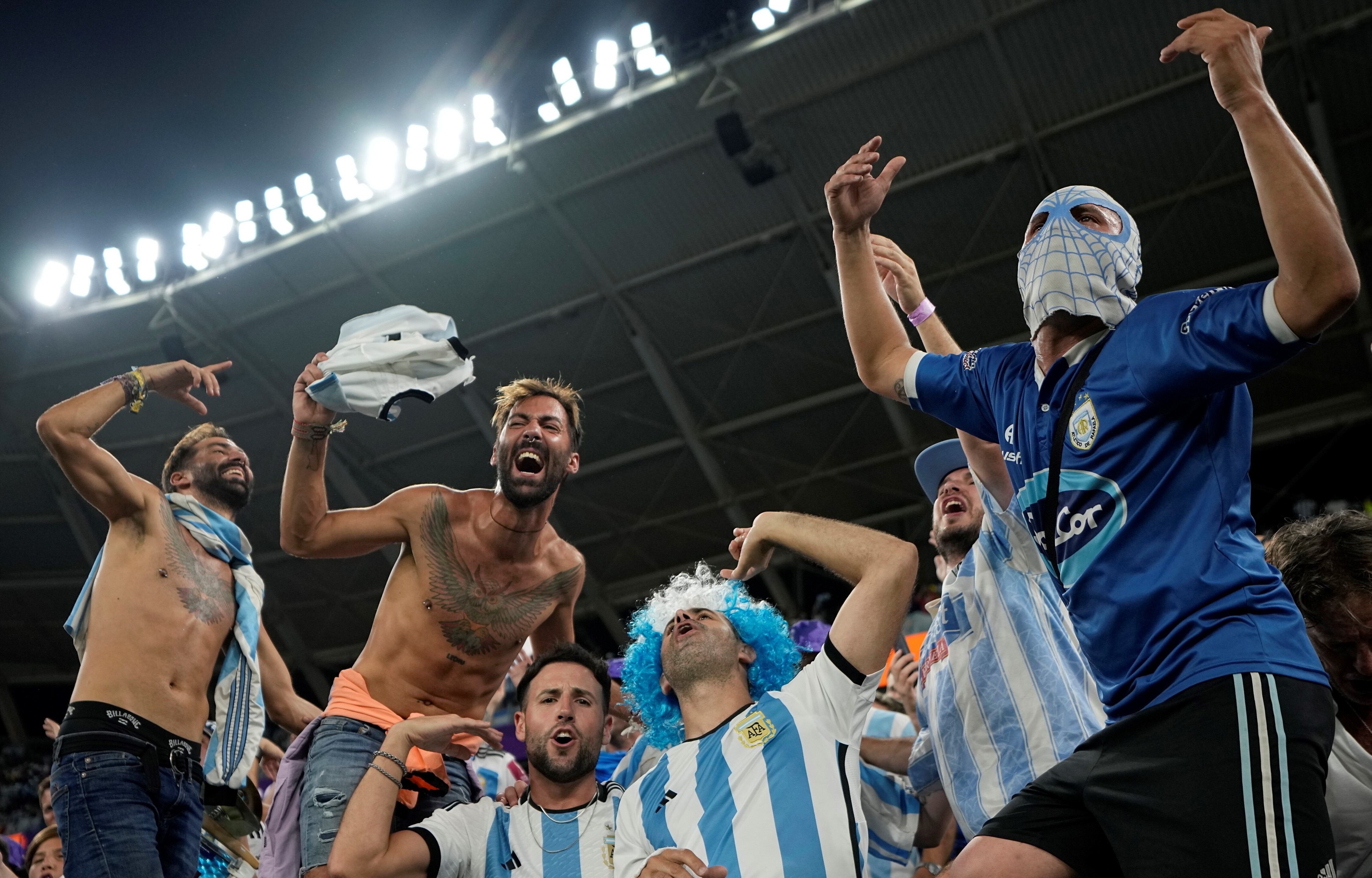 Los fanáticos argentinos "coparon" cada uno de los estadios cuando jugó la selección. / Foto: AP