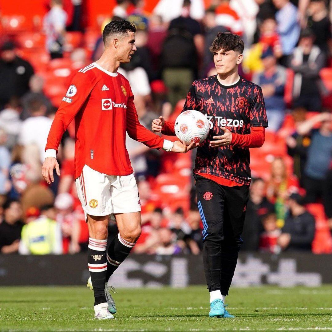 El juvenil Alejandro Garnacho junto a Cristiano y su posteo en Instagram. (Instagram).