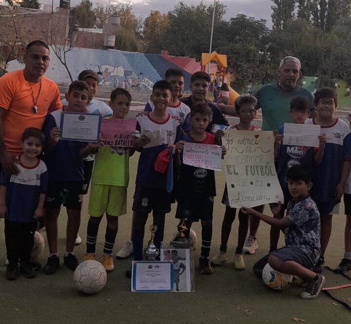 Ahora nos volvimos a ilusionar: Lisandro venció a la leucemia y volvió al fútbol con sus amigos, lo que siempre quiso. Foto: Gentileza Diego Medina.