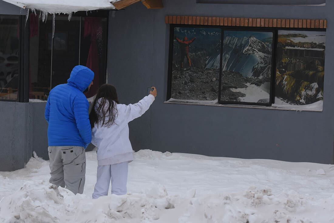 Luego de un invierno seco, la nieve llegó a la Alta Montaña. 