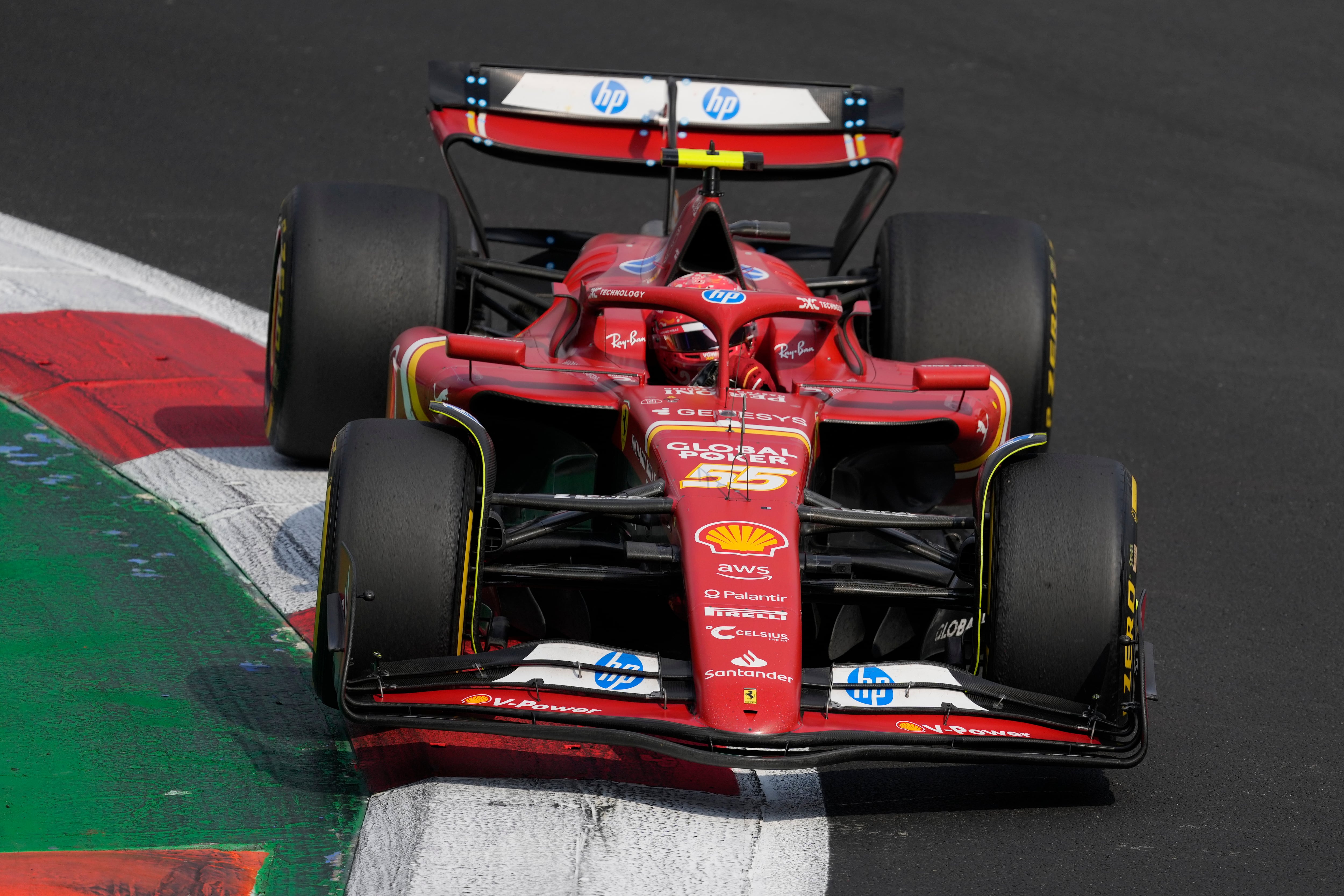 Carlos Sainz, de España, conduce su Ferrari durante el Gran Premio de México en el Autódromo de los Hermanos Rodríguez en Ciudad de México el domingo 27 de octubre de 2024. (AP Foto/Eduardo Verdugo)