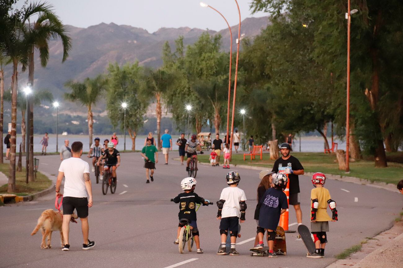 Mucha gente disfruta de la Costanera sobre el lago San Roque. 
