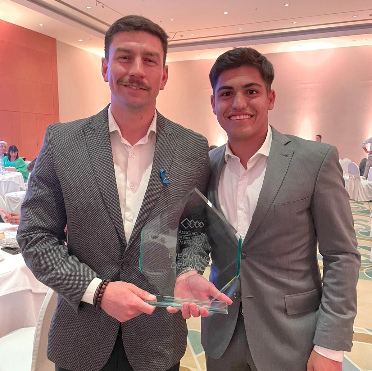 Joaquín y Francisco Andreu con el galardón a Ejecutivo del año en la Fiesta Anual de Premiación Empresaria, que organiza la Asociación de Ejecutivos de Mendoza.