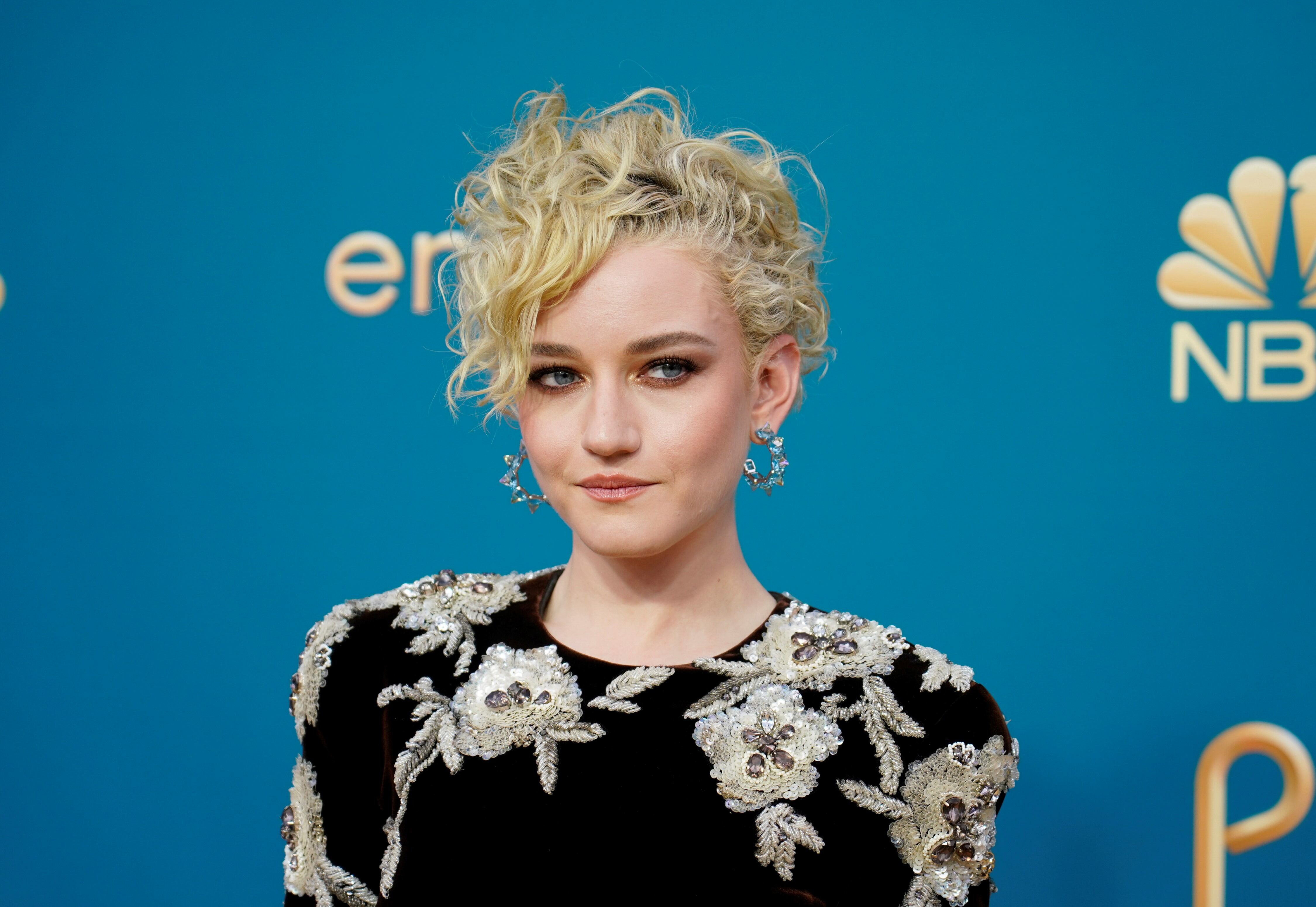 Julia Garner, ganadora en los Emmy 2022 como mejor actriz secundaria en serie de drama por su papel en "Ozark". (AP)