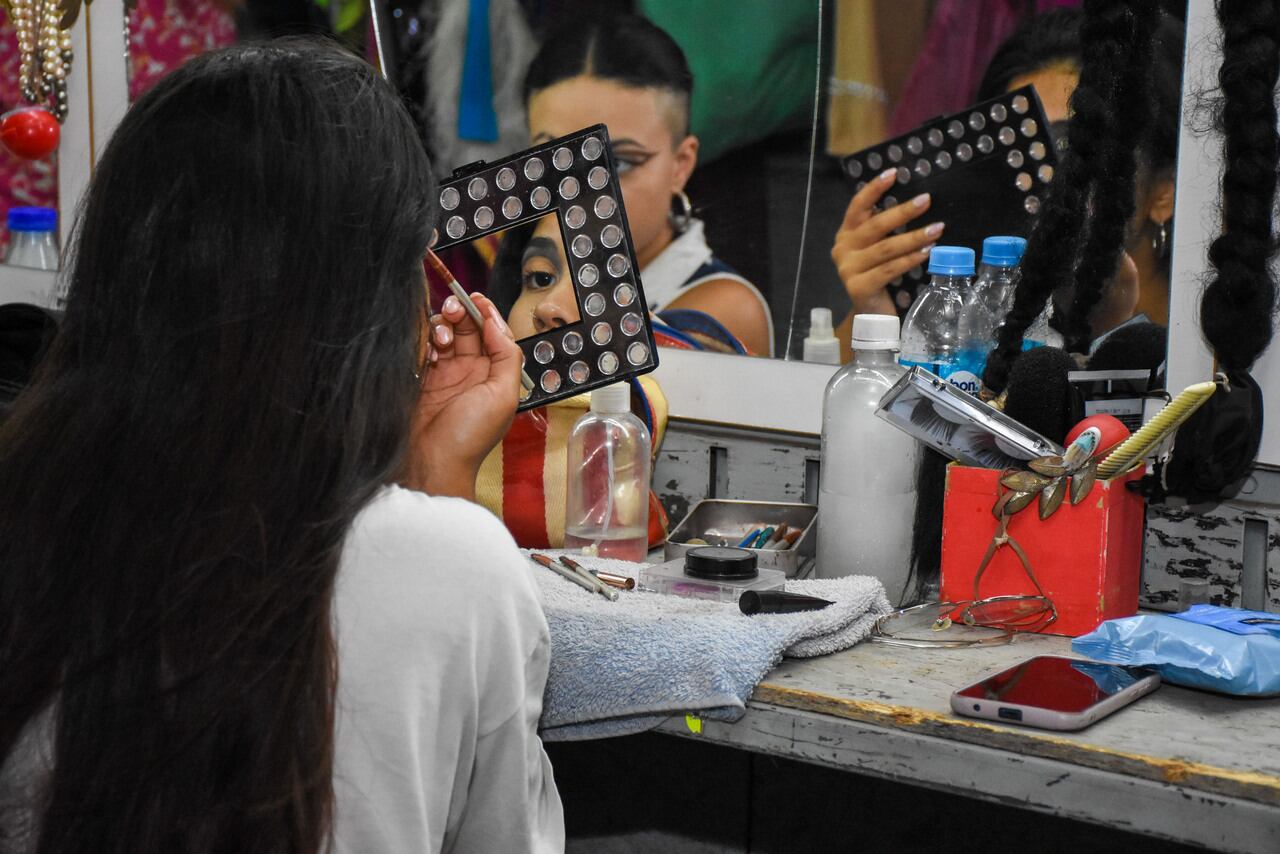 A medida que terminan los ensayos empiezan los preparativos en los camarines con peinados y maquillajes y todo tipo de vestimentas coloridas, este es el último paso antes de que empiece el show.
Foto: Mariana Villa/ Los Andes