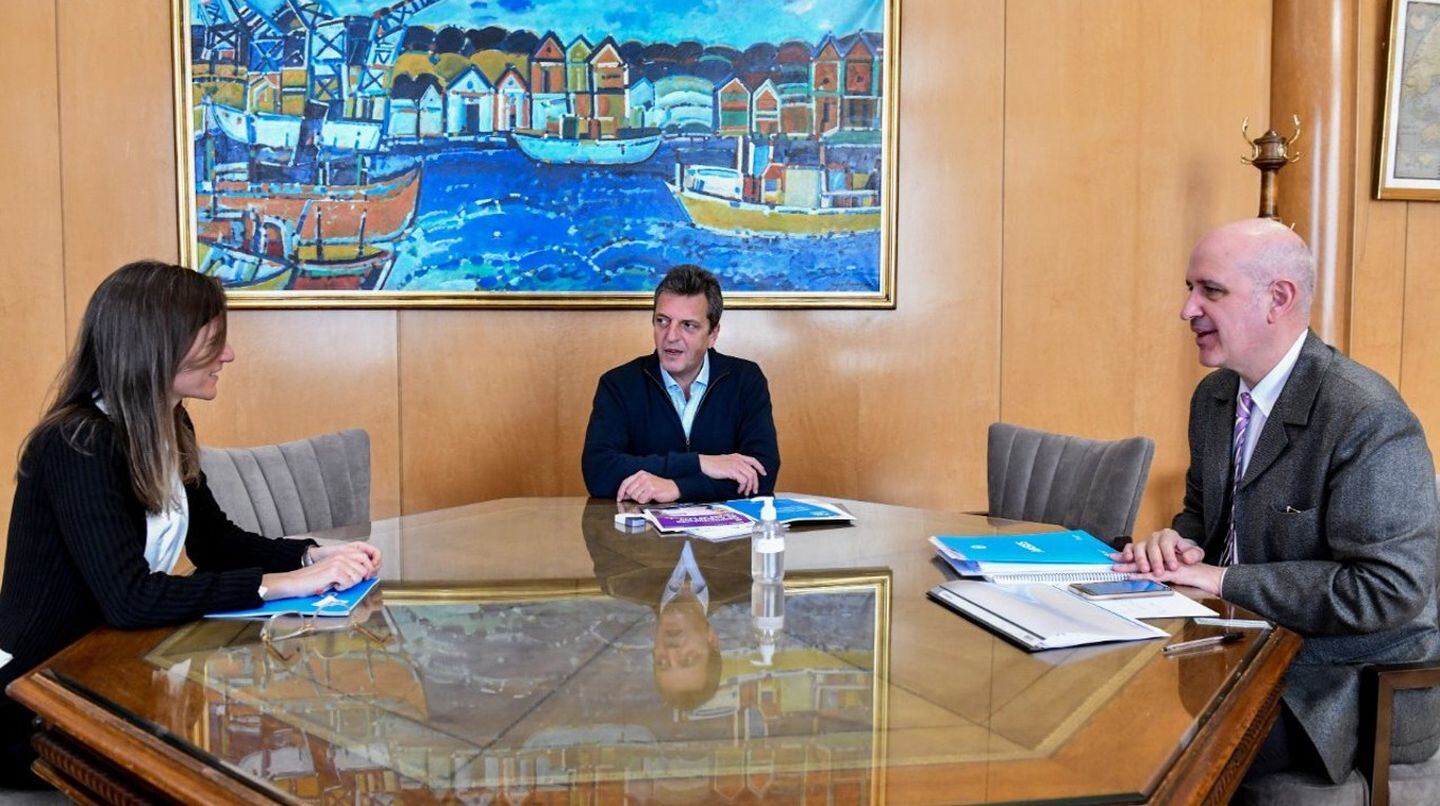 El ministro de Economía, Sergio Massa, la titular de la ANSES, y el secretario de Hacienda, Raúl Rigo, repasaron los detalles de los anuncios los jubilados de este miércoles 10 de agosto. / Foto: Ministerio de Economía.