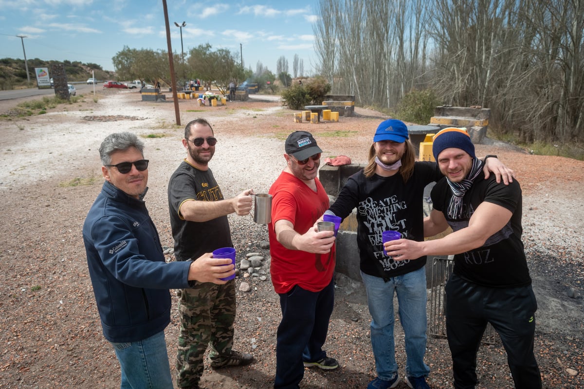 Los amigos Javier Rodríguez, Luciano Hidalgo, Fernando Hidalgo, Emilio Rodríguez y Cristian Dragoni eligieron el parador Parque Miradores de Luján para comer un asado. | Foto: Ignacio Blanco