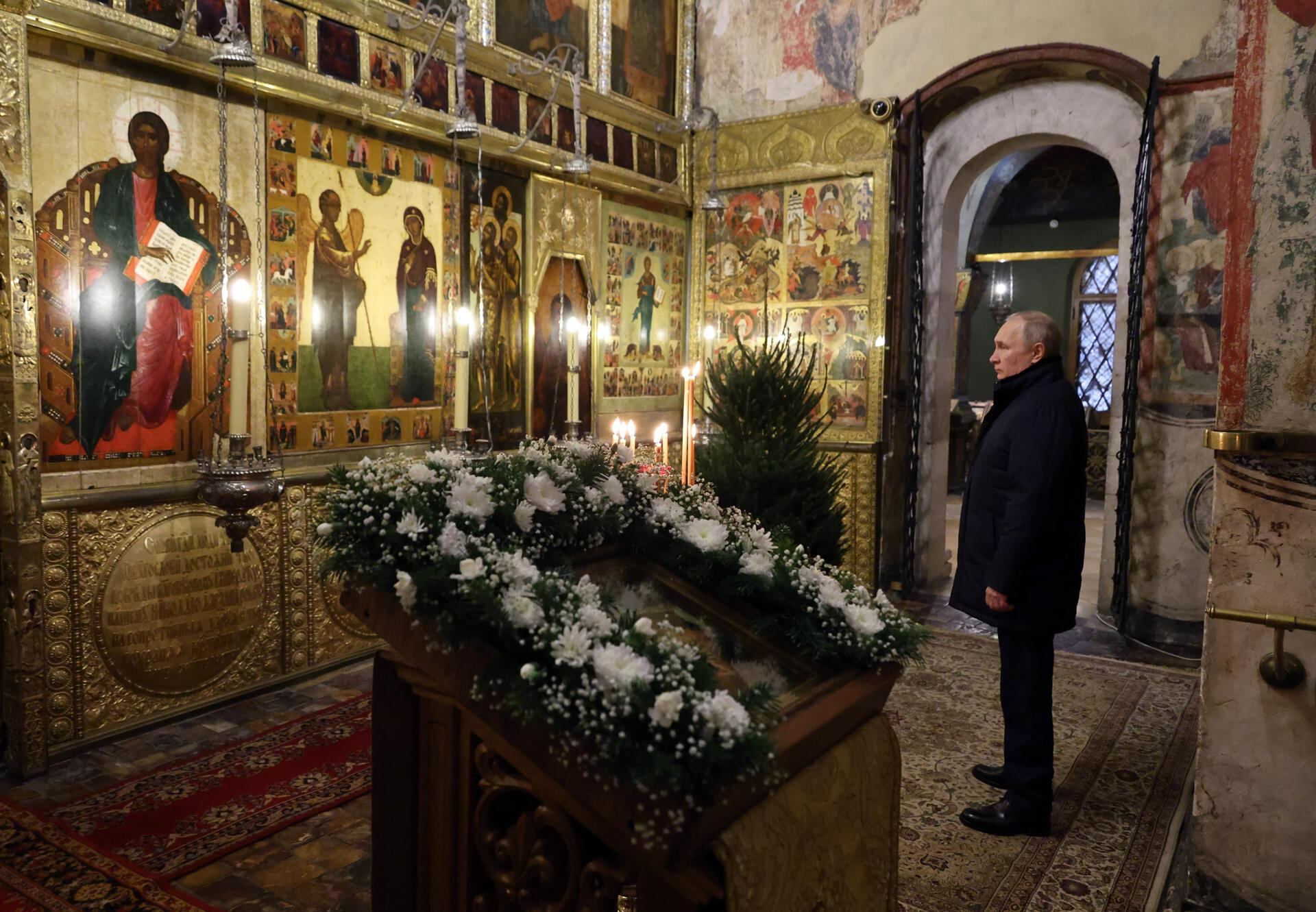 Putin celebró solo la Navidad ortodoxa en una iglesia dentro de la fortaleza del Kremlin. / Foto: EFE/ EPA/ MIKHAEL KLIMENTYEV / SPUTNIK / KREMLIN POOL
