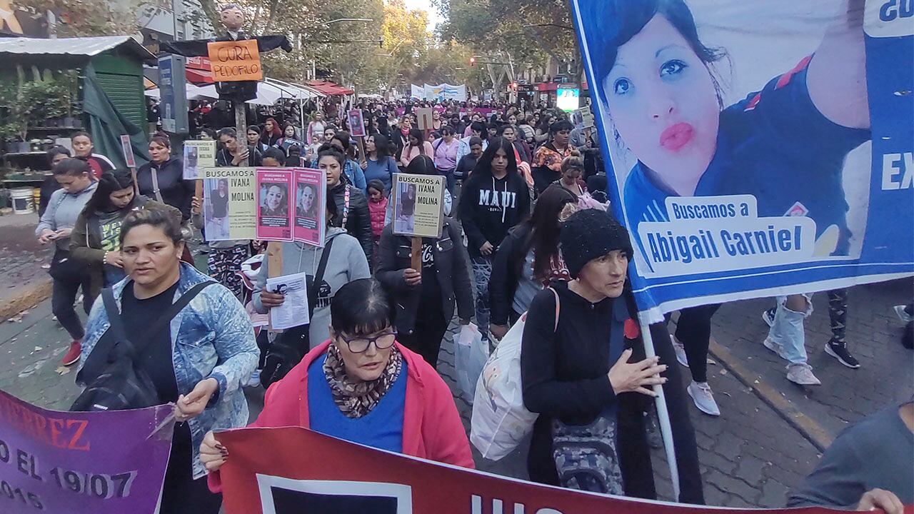 Marcha nacional por “Ni una menos”: Mendoza sigue de luto y el color negro es una consigna