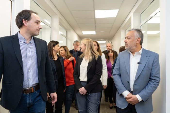 Cómo es el moderno Laboratorio Núcleo que inauguró Mendoza. El nuevo edificio se ubica en el Hospital José Néstor Lencinas, abarca una superficie de 908 m2 y alberga equipamiento tecnológico de última generación. Fue inaugurado hoy con la presencia del gobernador, Alfredo Cornejo; la vicegobernadora, Hebe Casado; el ministro de Salud y Deportes, Rodolfo Montero, y la subsecretaria de Infraestructura, Marité Badui.
