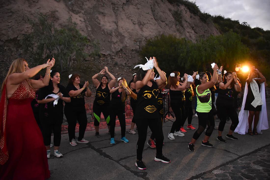 Bailes y risas sirvieron para mitigar la espera del Acto Central . La celebración fue llamada “Volver a florecer”.