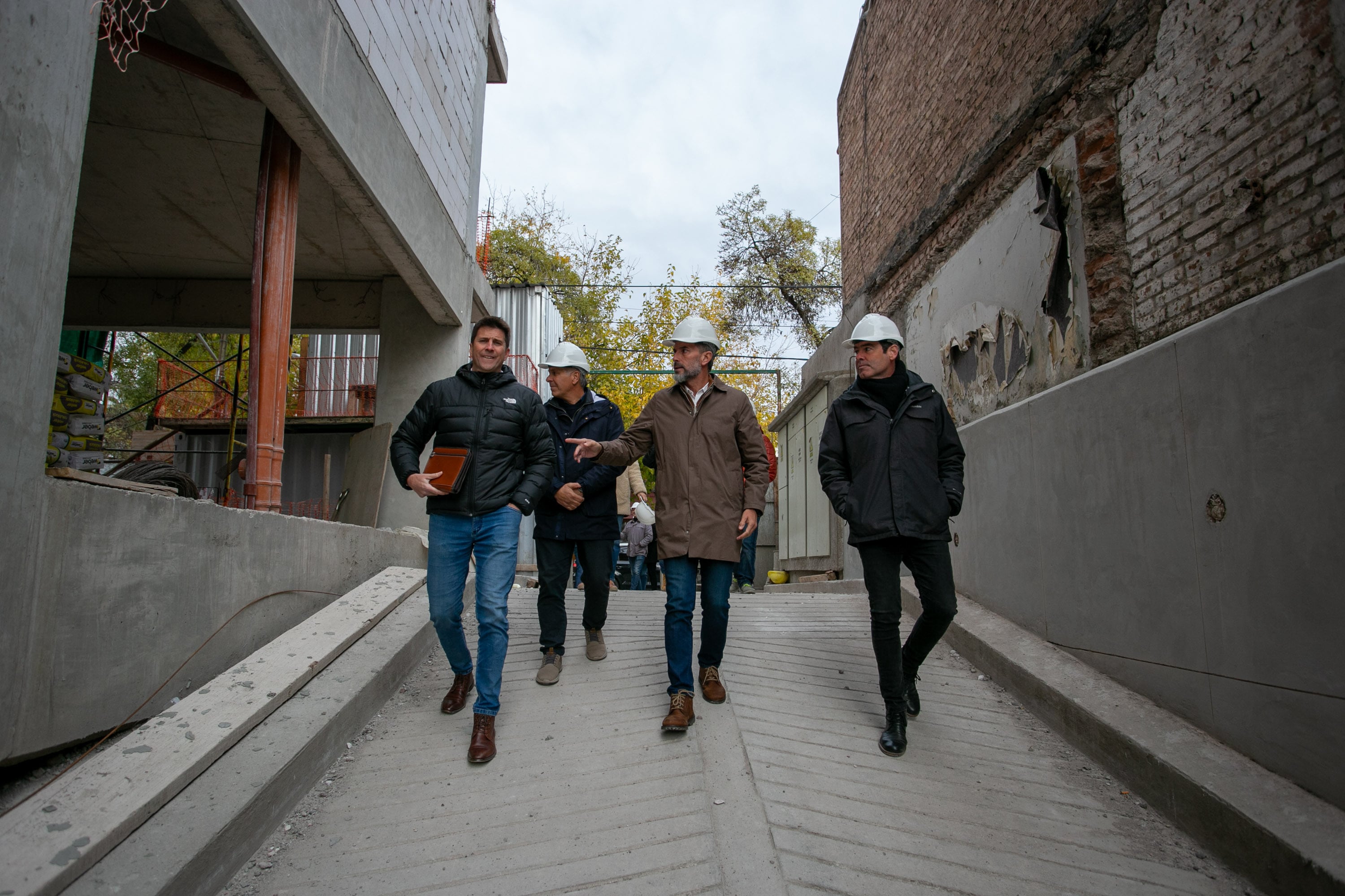 Ulpiano Suarez recorrió la construcción de la Torre Allegra en la Quinta Sección.