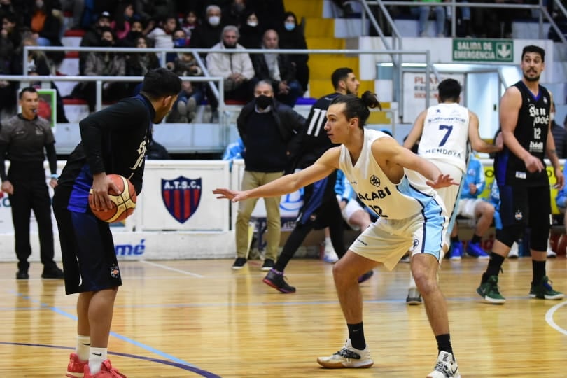 Gastón Guevara, goleador Santo con 22 puntos, ante la marca de Facundo Quintana. / Mariana Villa (Los Andes).