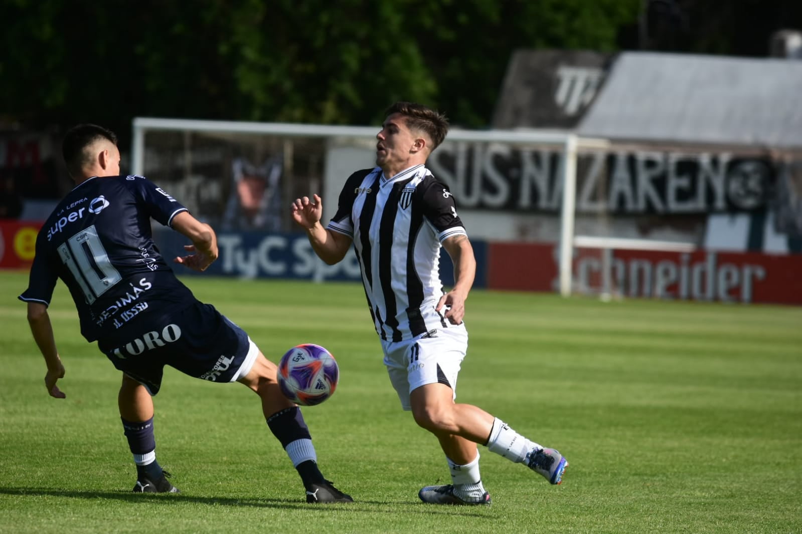 Superclásico del fútbol Mendoza. En el Víctor Legotaglie, Gimnasia y Esgrima e Independiente Rivadavia juegan un cruce histórico en la Primera Nacional. / Mariana Villa (Los Andes). 