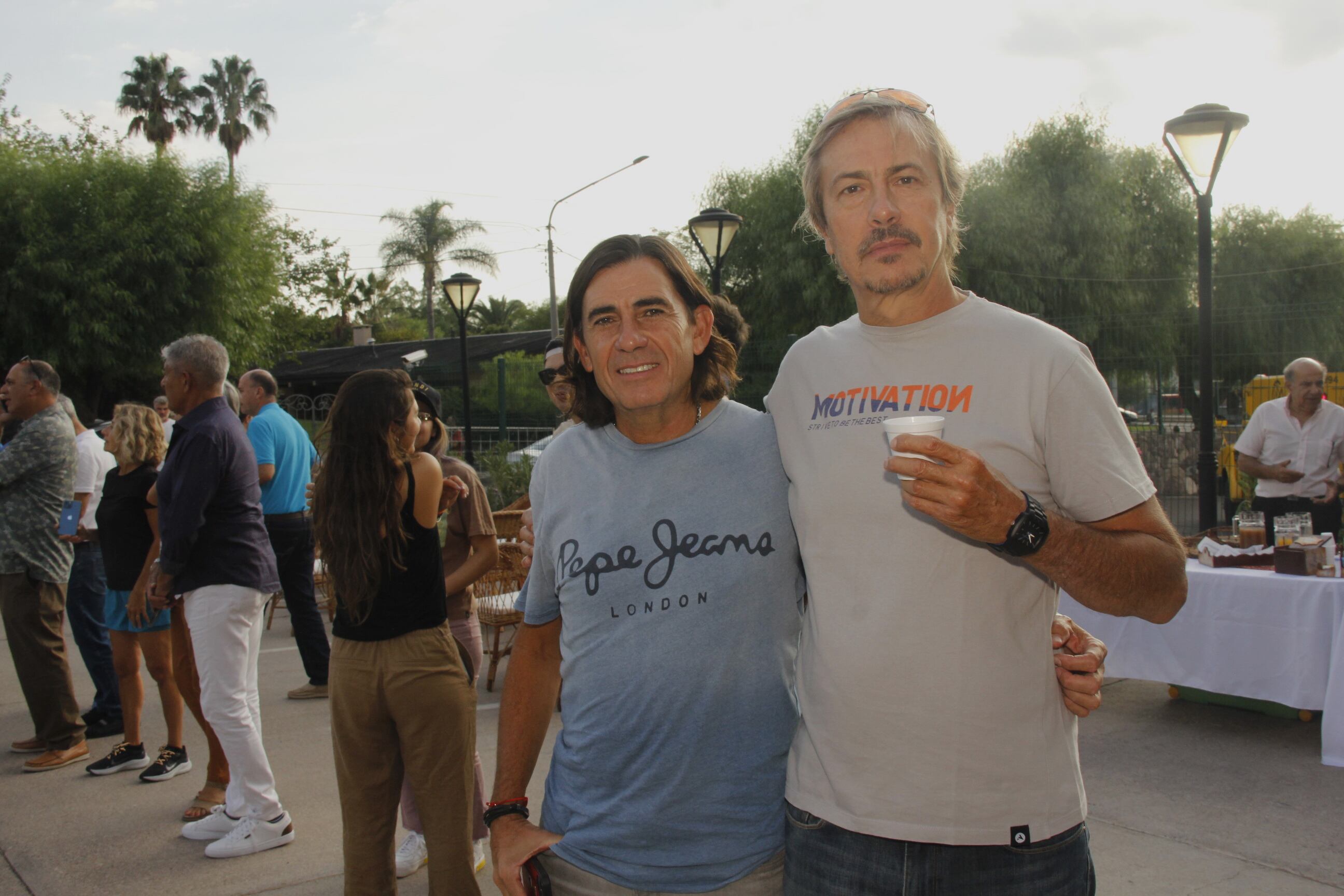 Mauricio Linares y César Manzi.