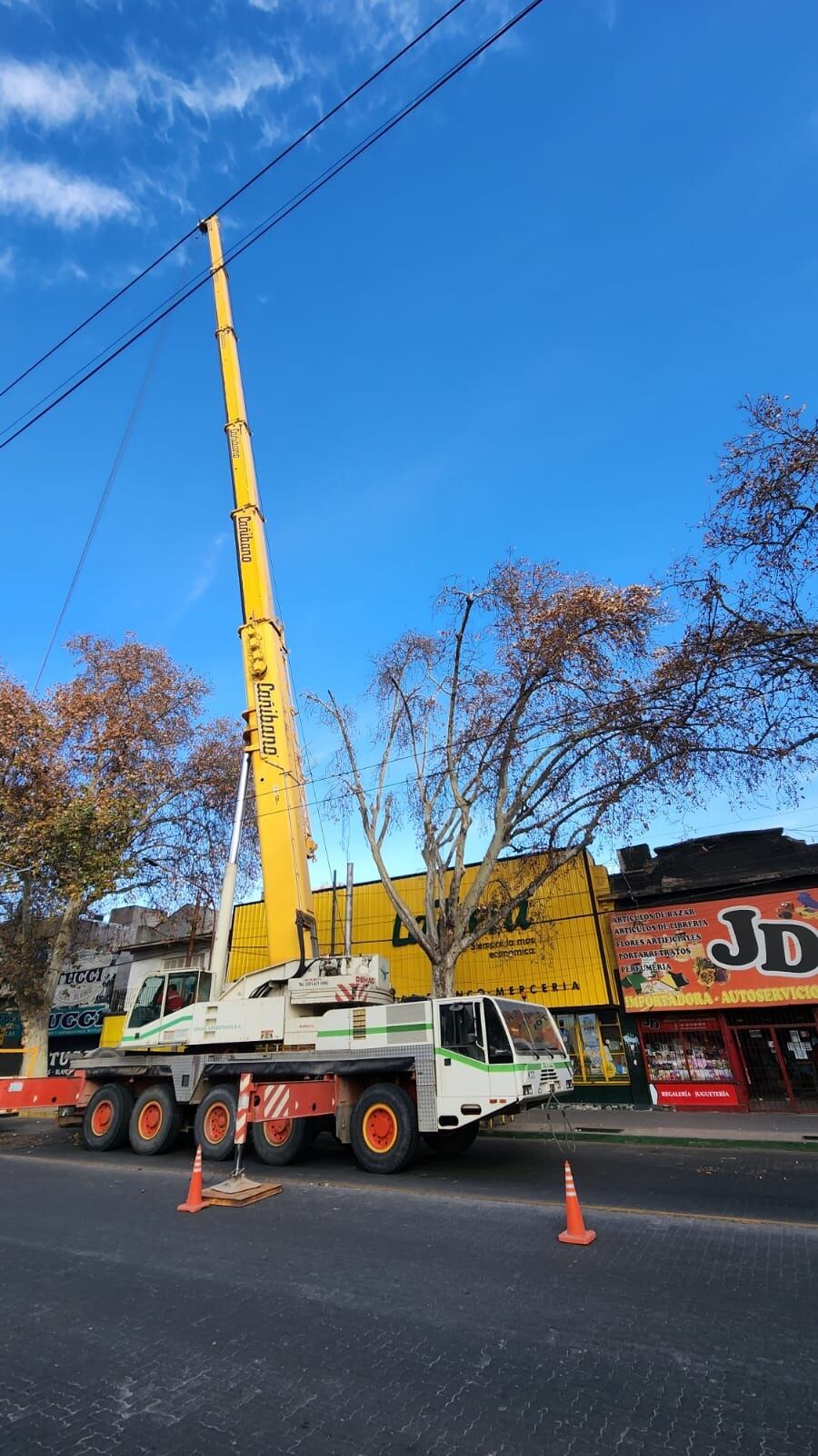 Se requirió de una grúa para instalar el nuevo equipamiento que compró La Tijera para su Casa Central de Av. San Martín 1744 de Ciudad. Para ello se tuvo que cortar un tramo de la céntrica arteria.