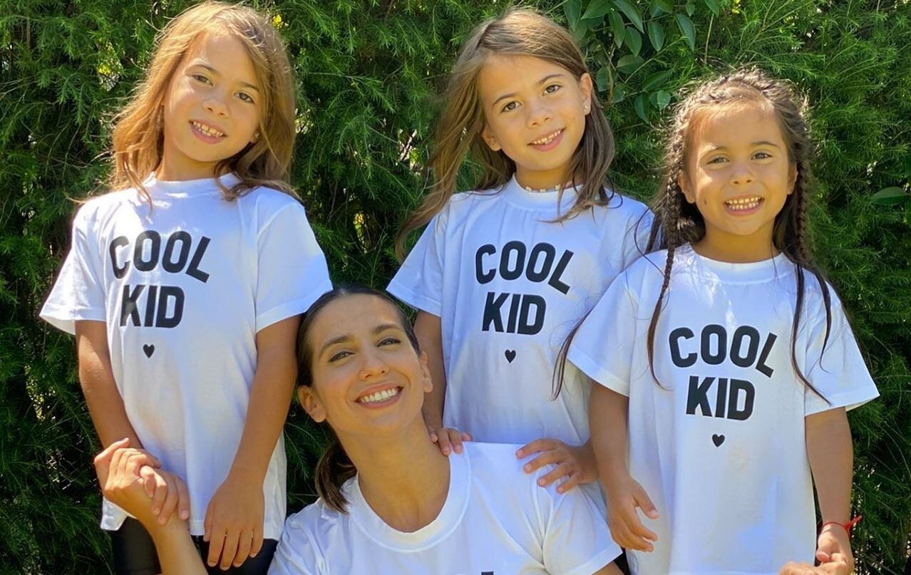 Cinthia Fernández y sus hijas Bella, Charis y Francesca.