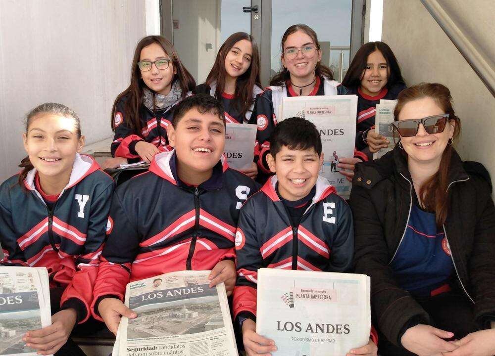 Emiliano, Saúl, Yoselie, Josefina, Luz, Juliana y Emma, acompañados por María de los Ángeles Lucena, su docente.