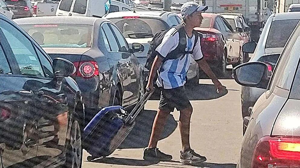 Con el tránsito completamente frenado, muchos pasajeros optan por caminar. Foto: Gentileza / Infobae