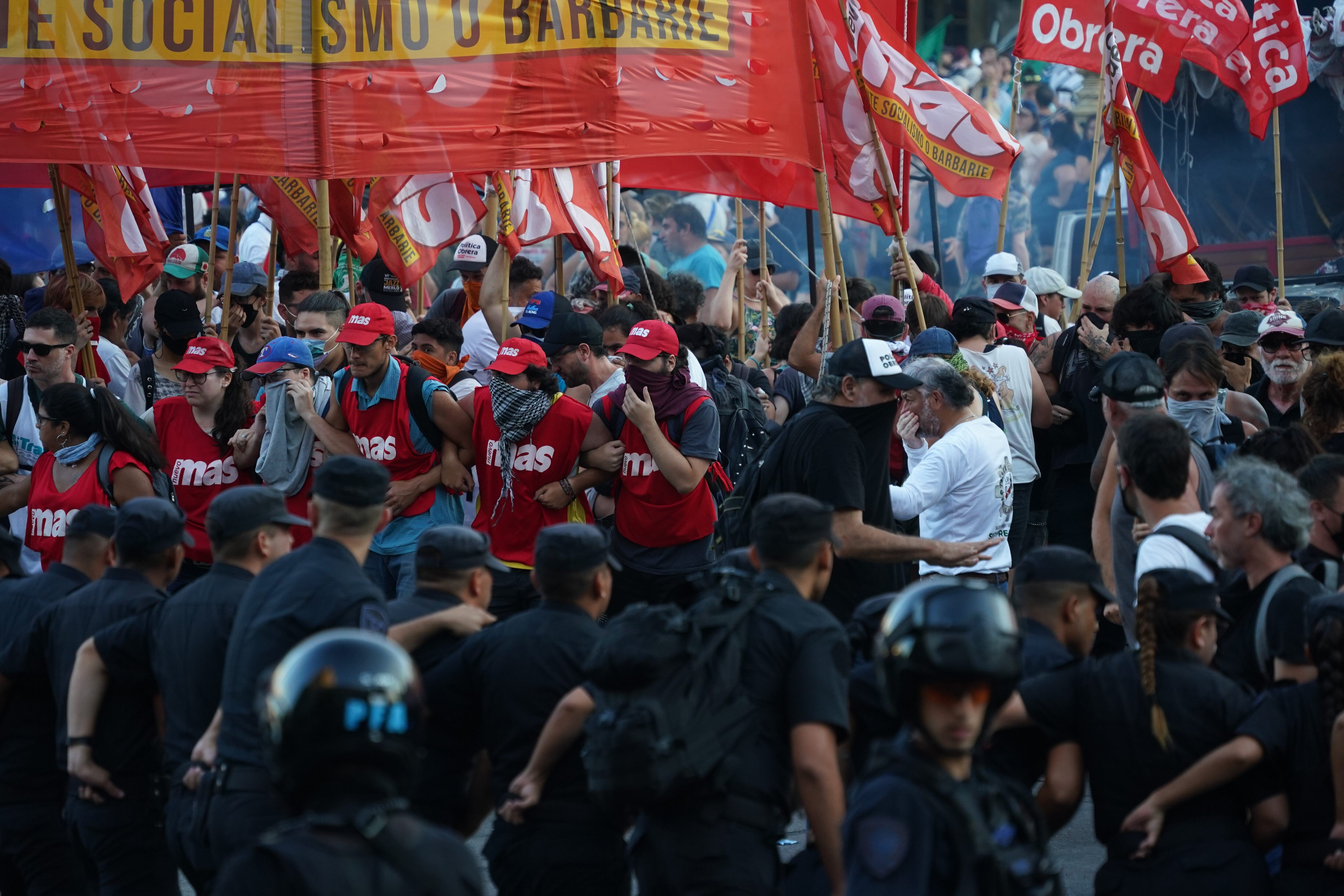 Enfrentamientos entre la Policía y manifestantes en el Congreso: tiraron balas de goma y gas pimienta. Foto: Juan Tesone / Clarín