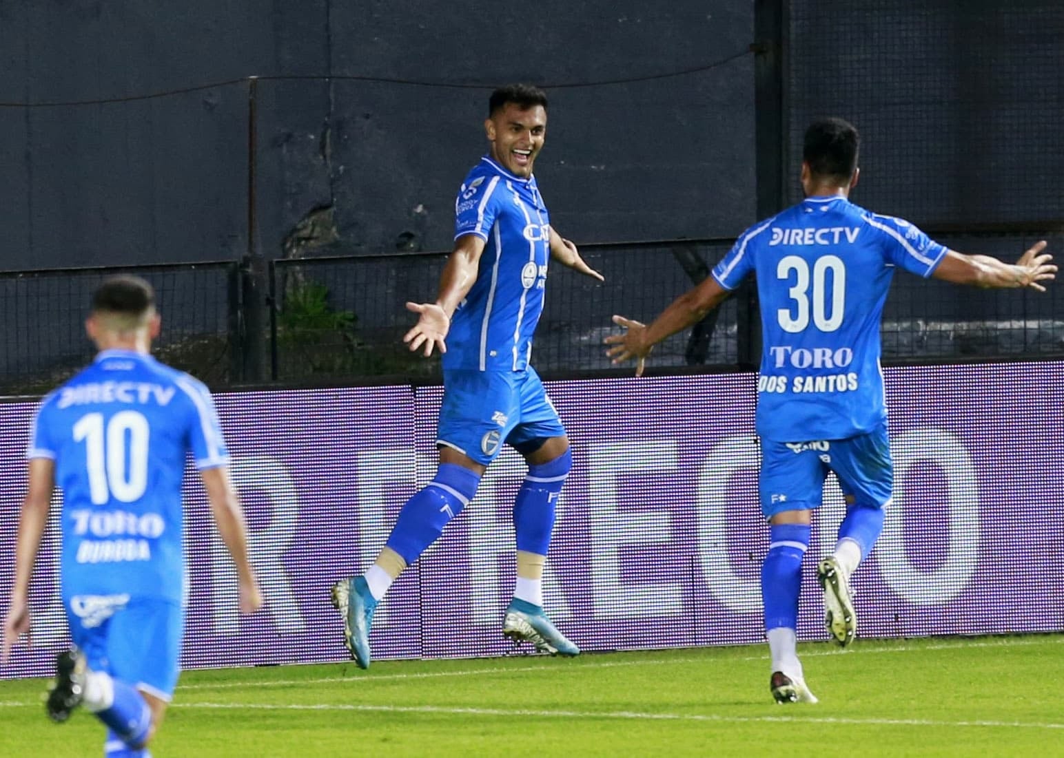 Si se suman todos los minutos de corrido, Cristian Colmán acumula más de diez horas sin anotar. Hizo 2 goles en el Tomba: ambos fueron a Racing, en el Cilindro, el 4 de abril pasado. 