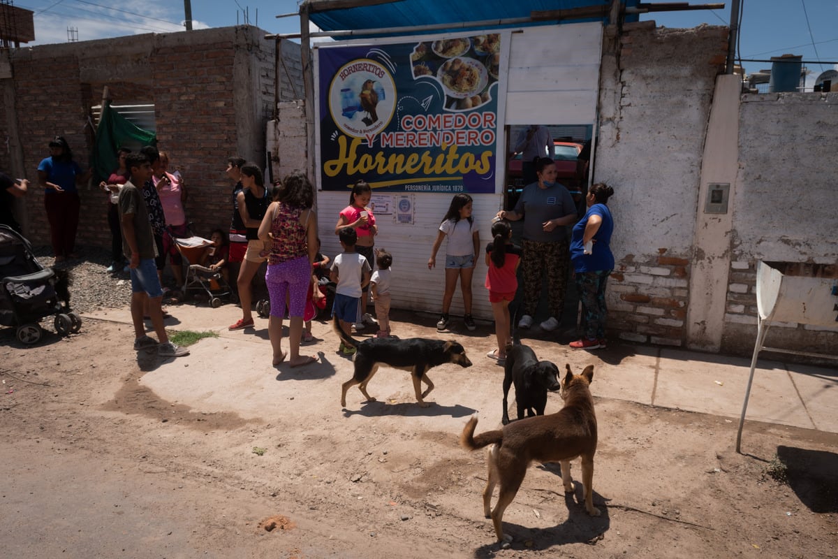 El próximo viernes 17 de diciembre, Gabriela Carmona (responsable del comedor Horneritos) quiere festejar la Navidad para los chicos del lugar, por lo que busca "padrinos mágicos" que donen juguetes para los chicos del lugar. Foto: Ignacio Blanco / Los Andes.
