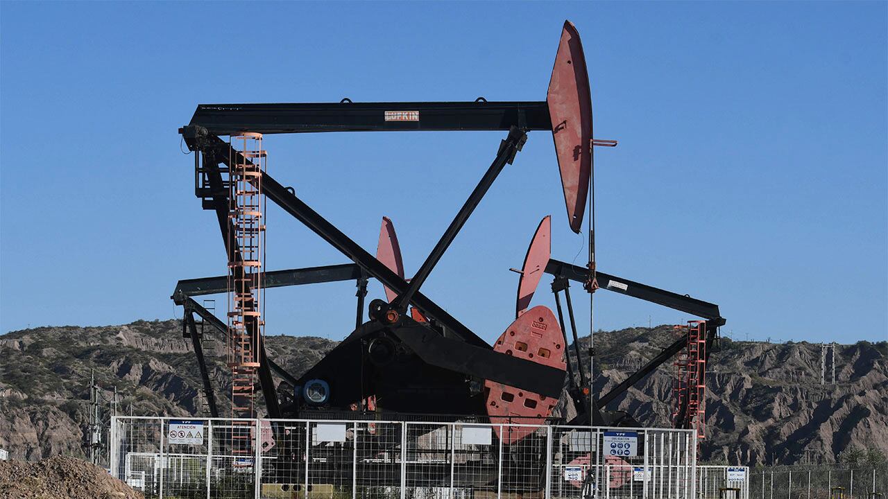 Bomba de varilla conocida como guanaco, unidad de bombeo para extraer petróleo, ubicada en la zona de Lunlunta departamento de Maipú