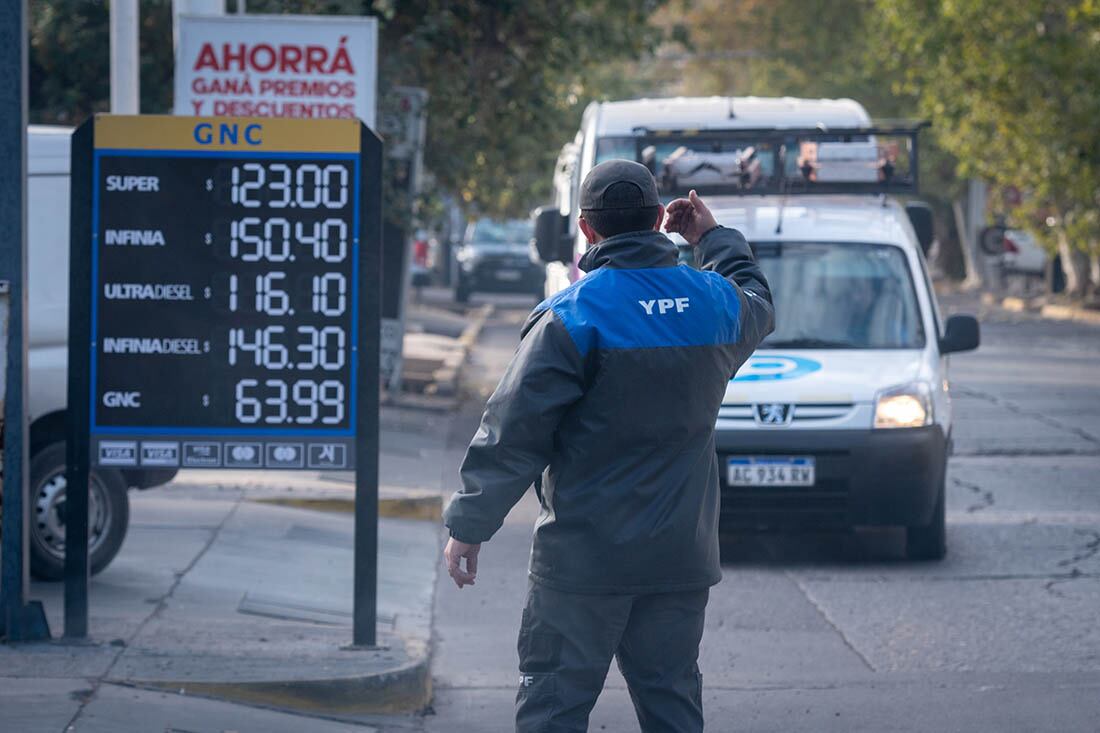 Escasez de gasoil en estaciones de servicio. Una problemática que también se da en otros puntos del país, y hay dudas respecto a cuándo podrá normalizarse la situación. Foto: Ignacio Blanco / Los Andes