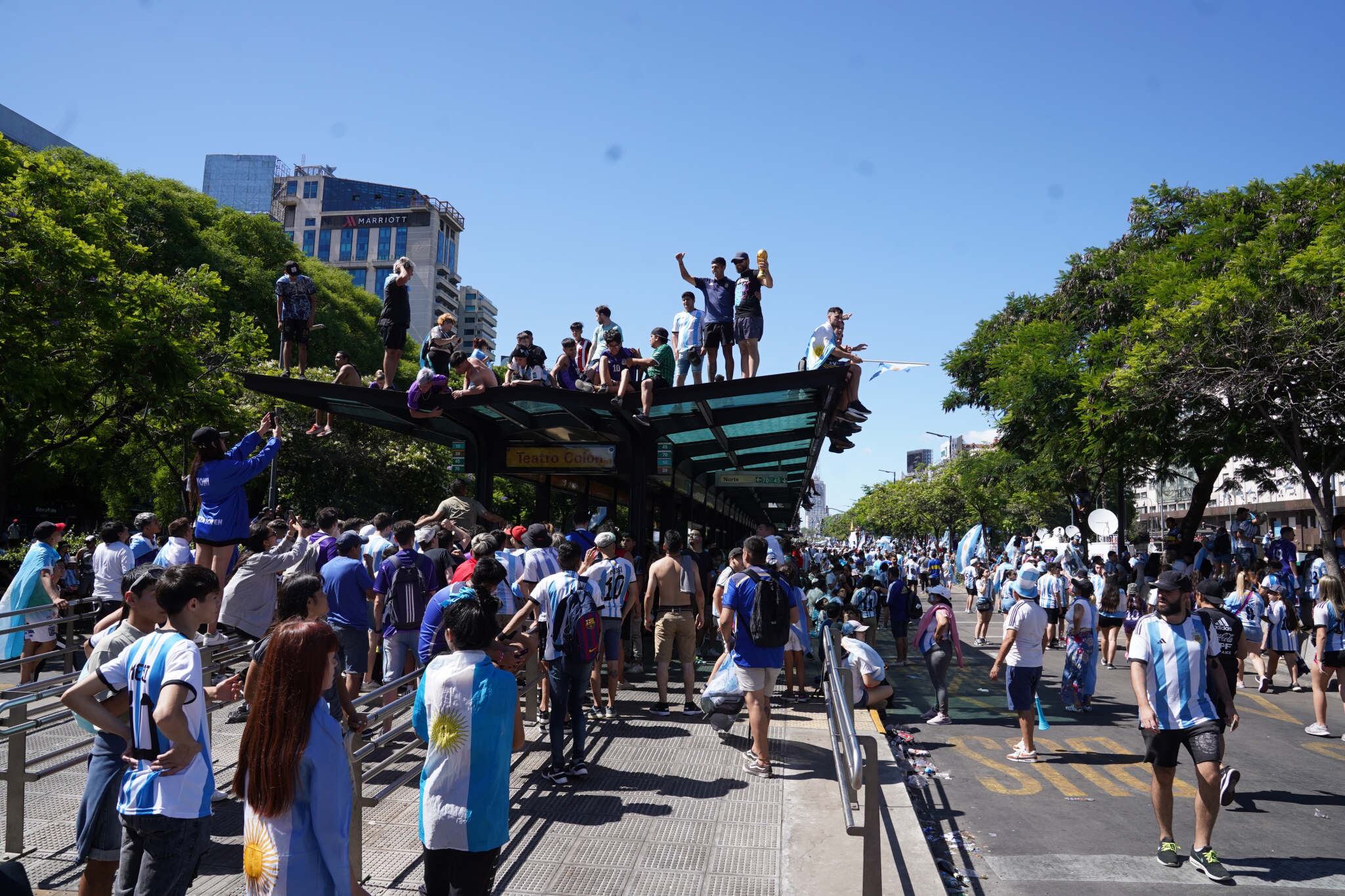 ARGENTINA CAMPEÓN GENTE SE JUNTA PARA VER LA CARAVANA EN EL OBELISCO PLAZA DE MAYO Y EZEIZA AFA
FOTO CLARÍN