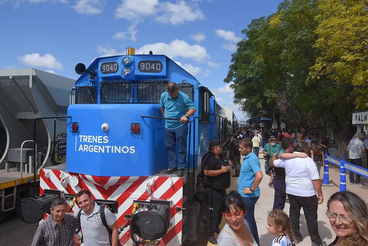 El presidente de la Nación Alberto Fernández junto al ministro de economía y el gobernador Rodolfo Suárez estuvieron presentes en la segunda llegada del tren de pasajeros a Palmira
Foto: Claudio Gutiérrez Los Andes