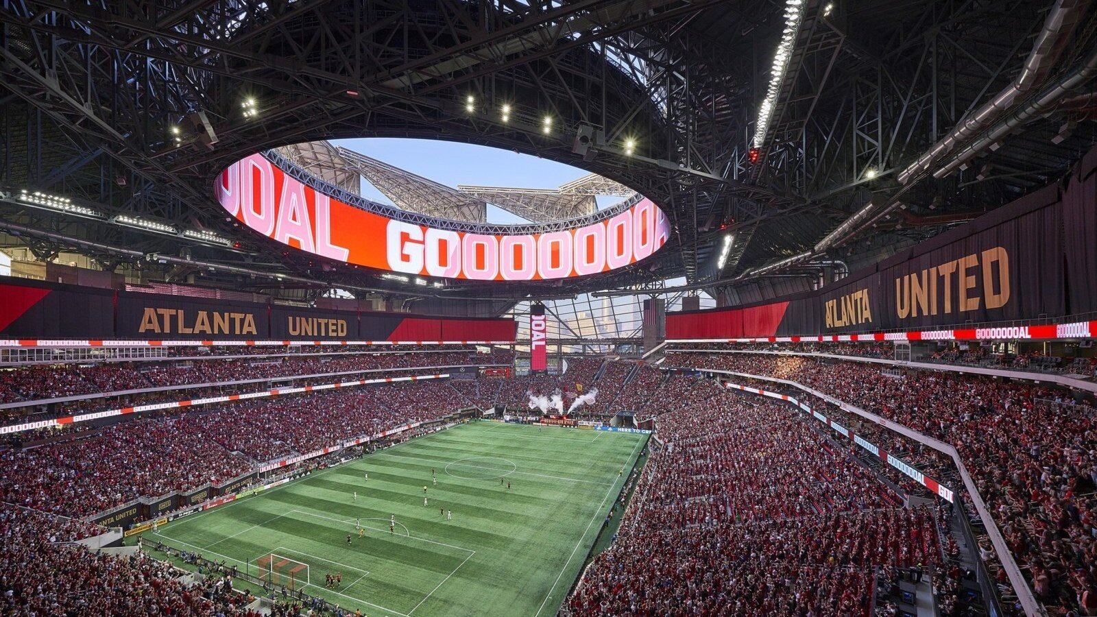 La pantalla 360 puede verse desde todos los ángulos (imagen Mercedes Benz Stadium).