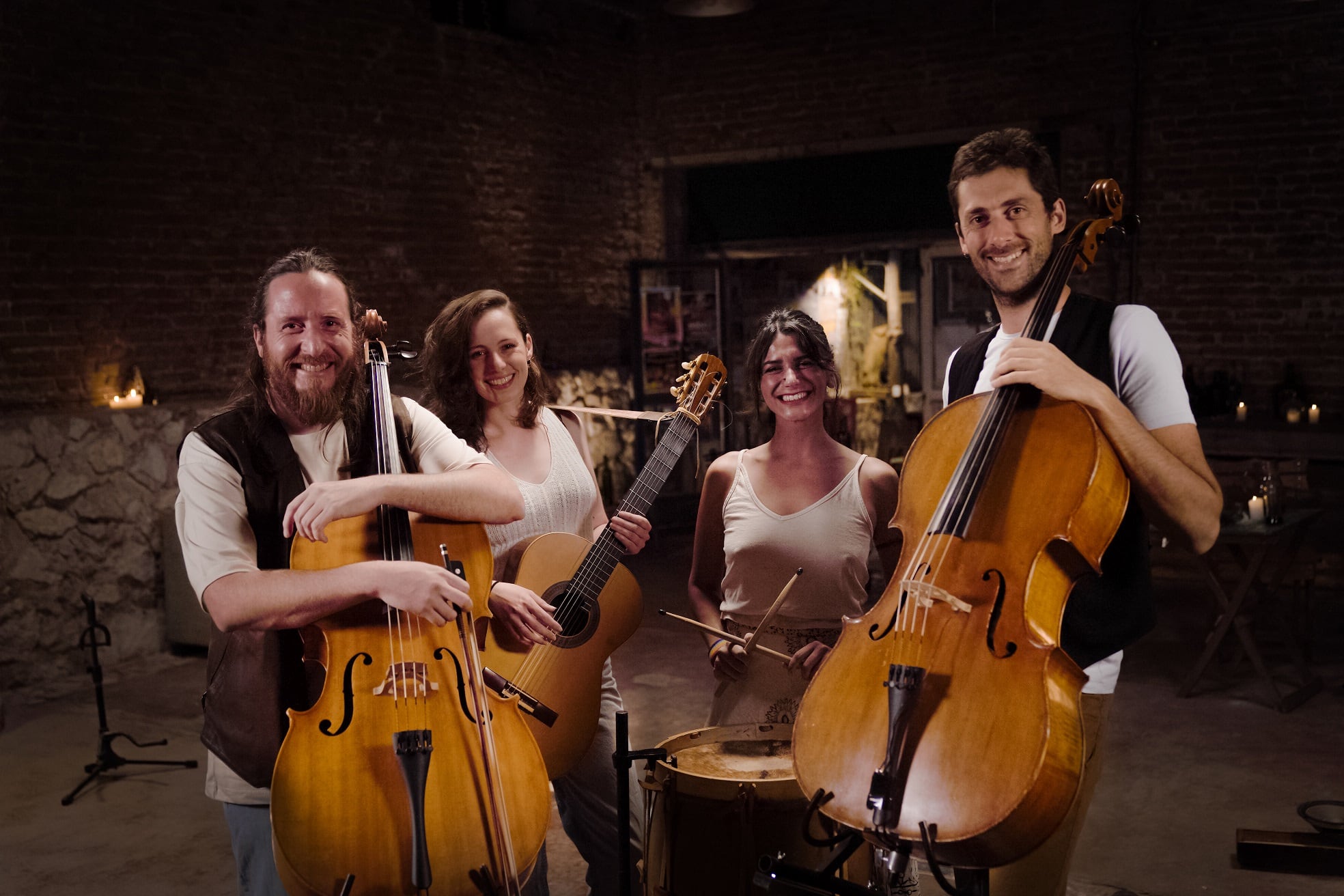 El dúo de violonchelos llega esta vez a Mendoza en formato banda.