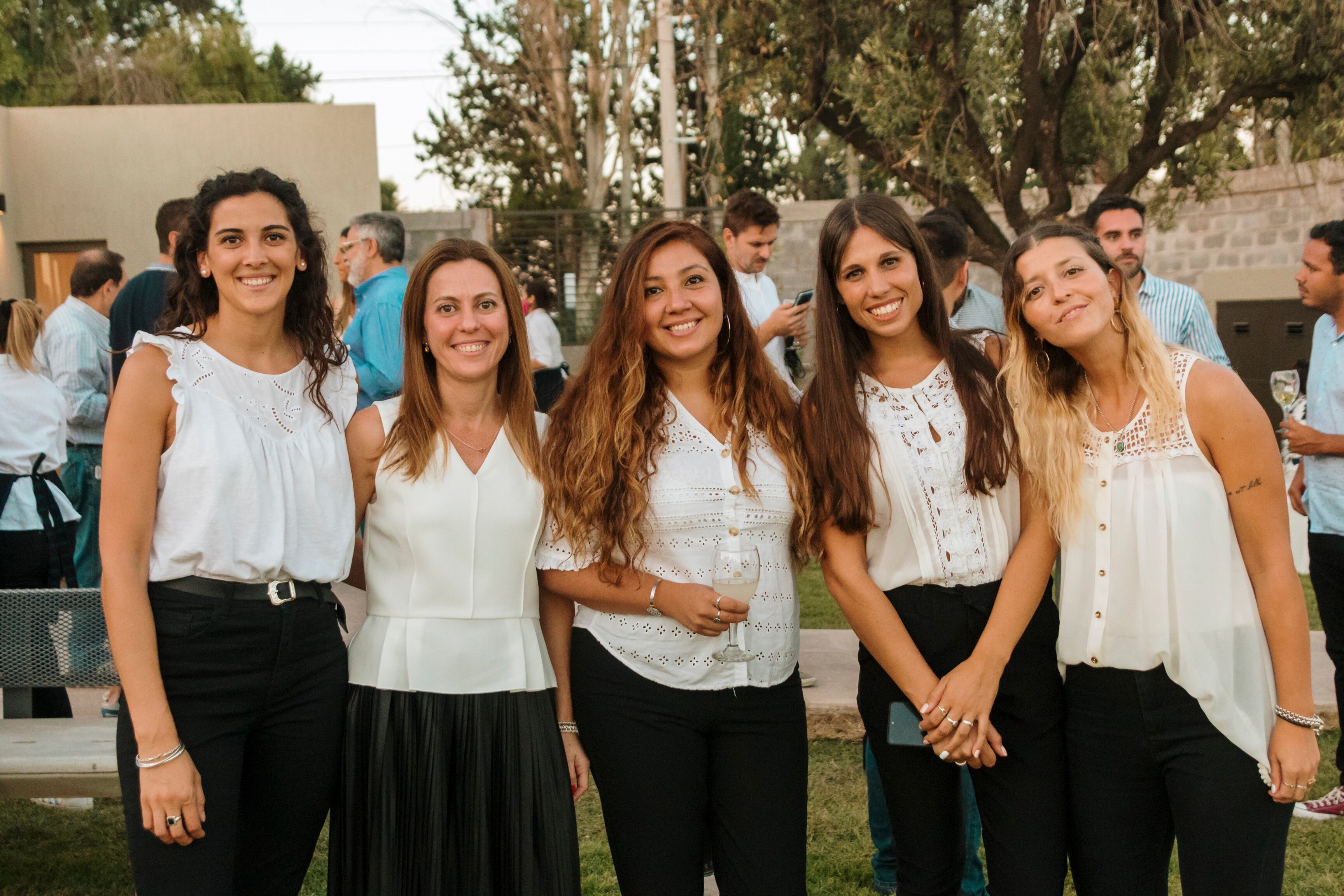 Corina Savina junto a Carolina Ara, Andrea Ortiz, Caro Fernández y Ana Lucía Codorniu.