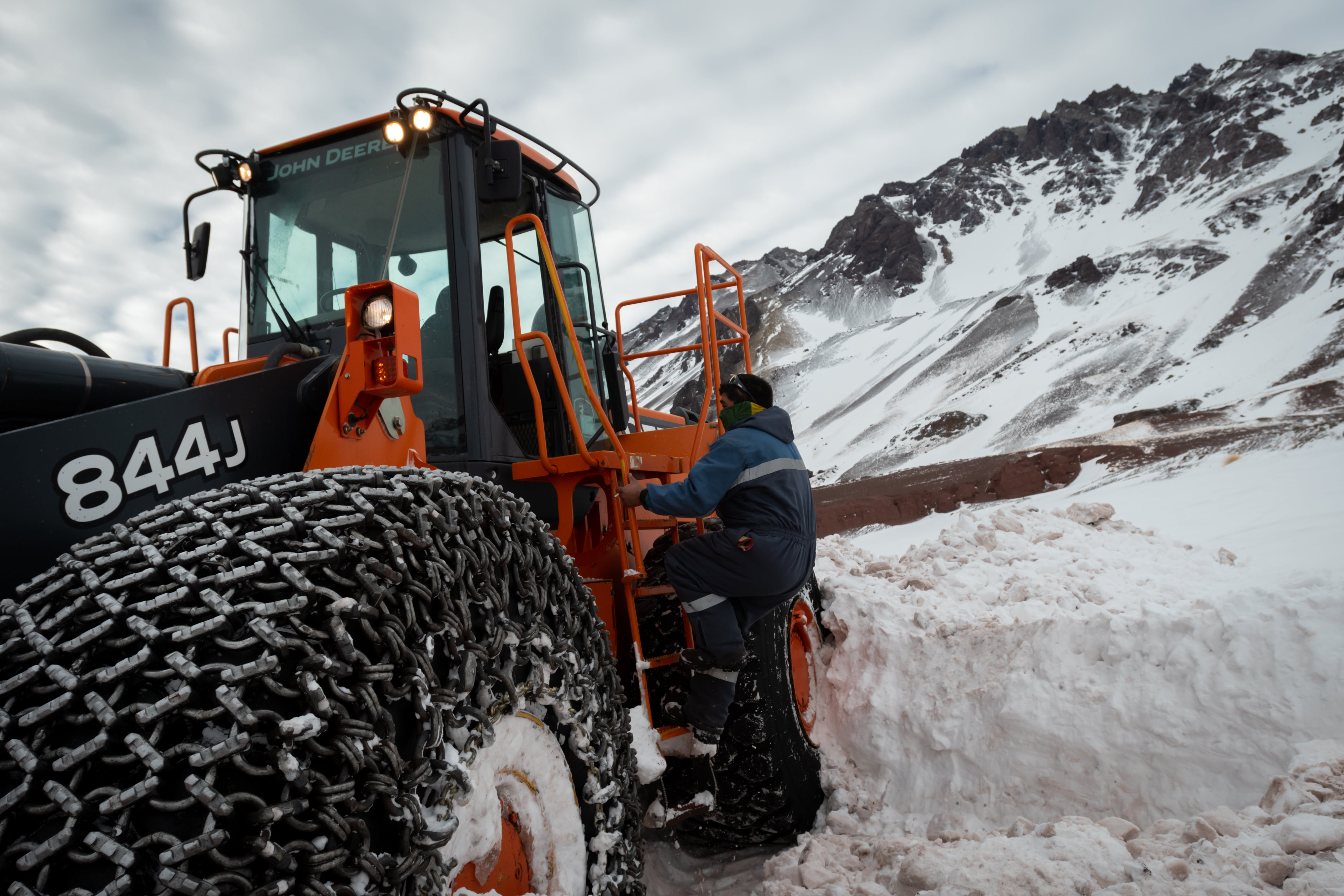 Mendoza 25 de junio de 2020 Sociedad
Paso Internacional cortado
Operativo de Vialidad Nacional en Villa Las Cuevas para despejar la nieve acumulada sobre Ruta Internacional 7.   

Foto: Ignacio Blanco / Los Andes