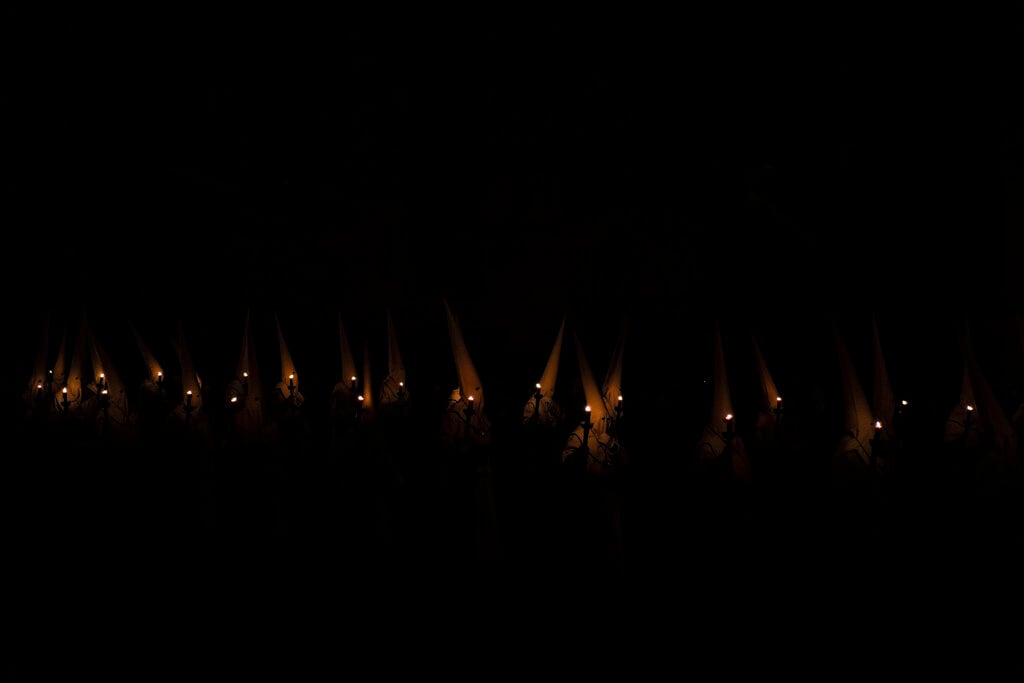 Penitentes de la Hermandad Penitencial de Jesús Yacente participan en una procesión en Zamora, en la madrugada del 15 de abril de 2022. (AP Foto/Bernat Armangué)