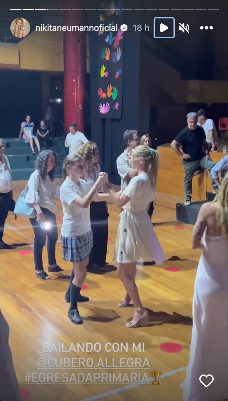 Nicole Neumann bailando junto a su hija Allegra, en su egreso de primaria.