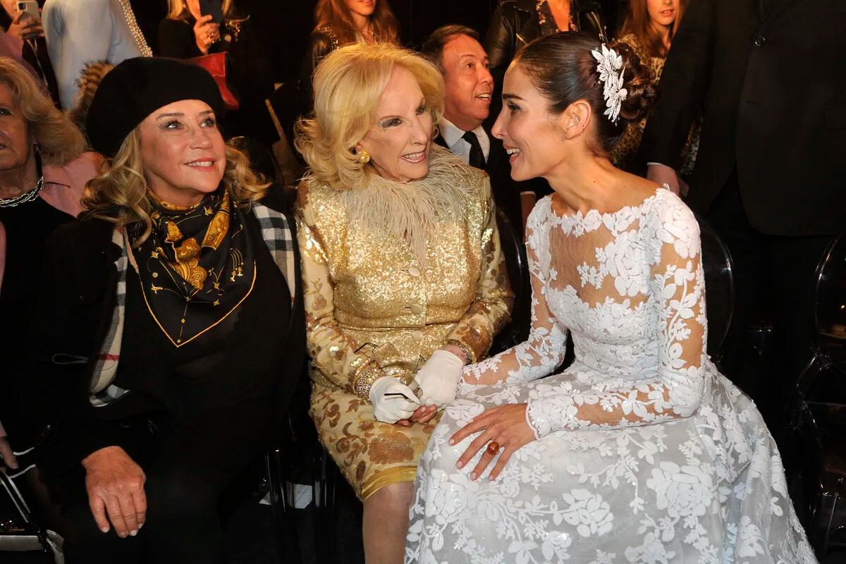 Juana Viale desfiló vestida de novia y Mirtha Legrand lloró al verla