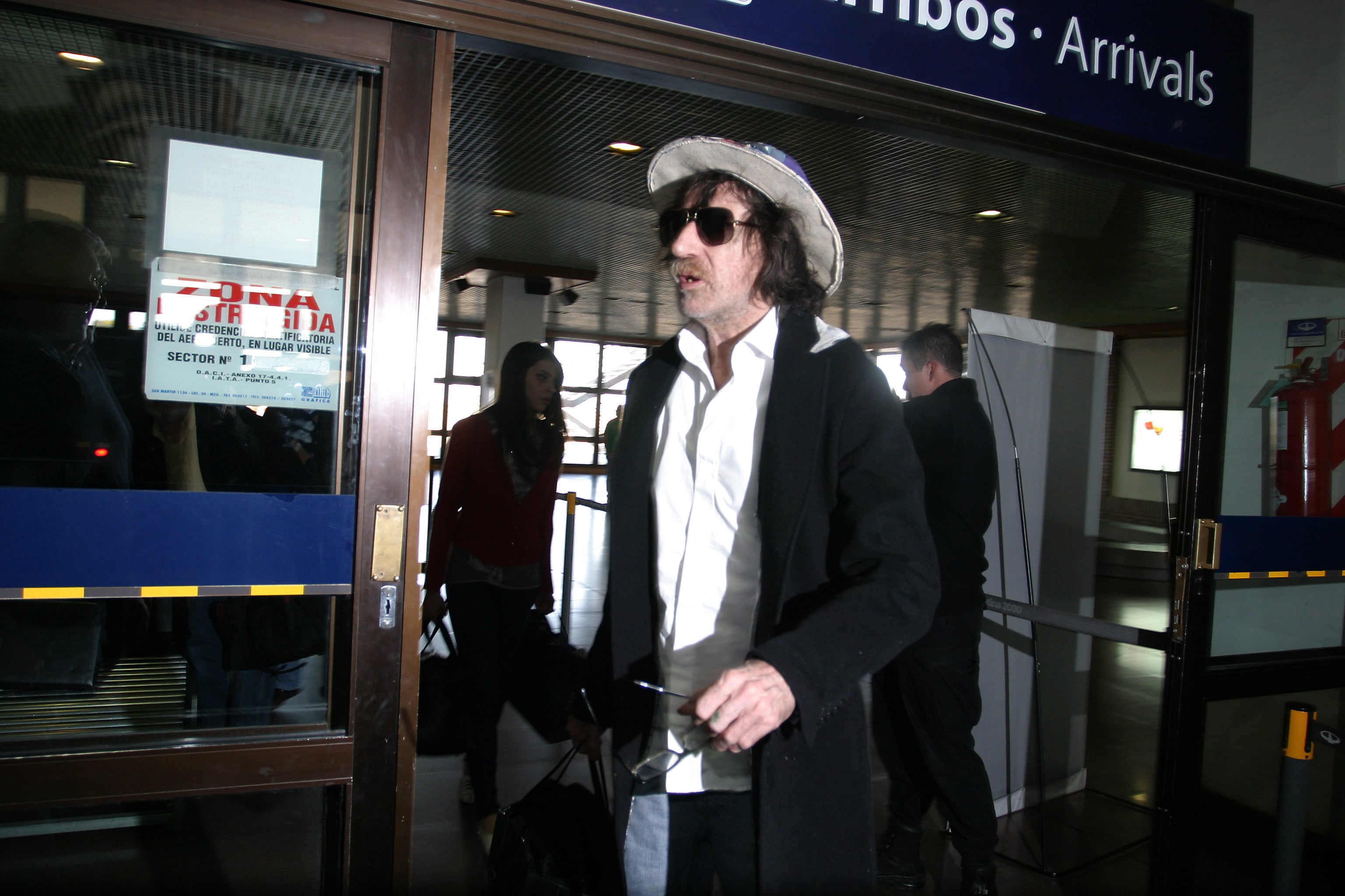 Charly llegó a Mendoza en avión a las 16:15hs. luego se subió a una limusina que lo llevó parte del camino a San Juan