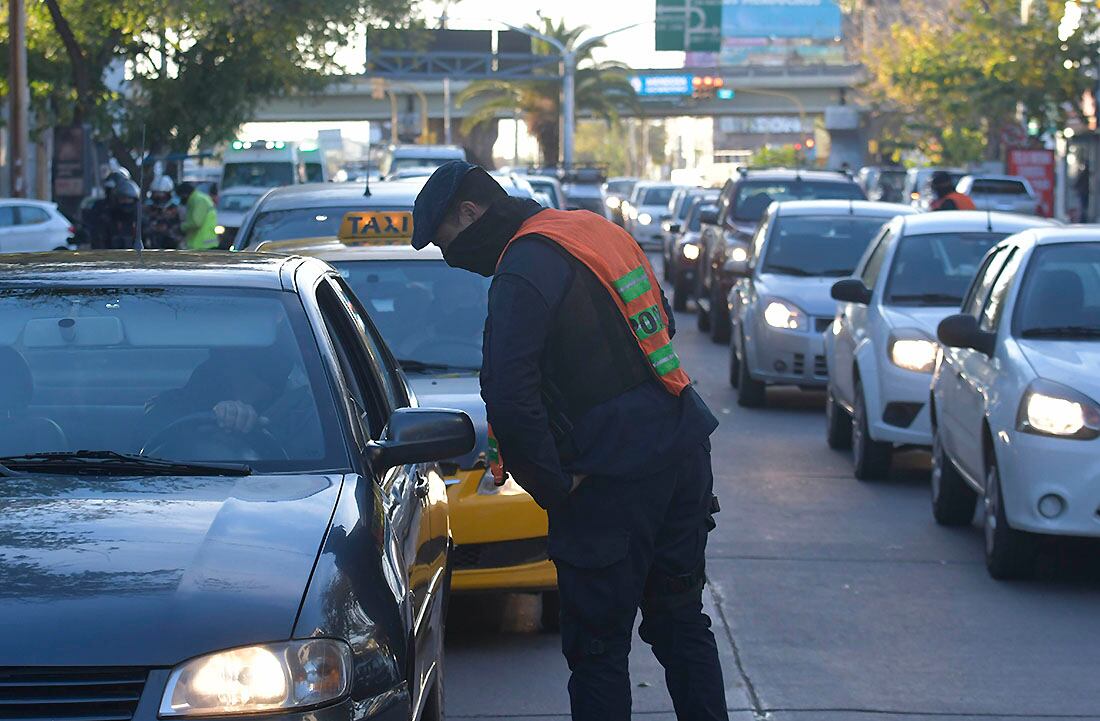 Control en Av. Vicente Zapata y Salta de Ciudad, pidiendo el permiso  de libre circulación.